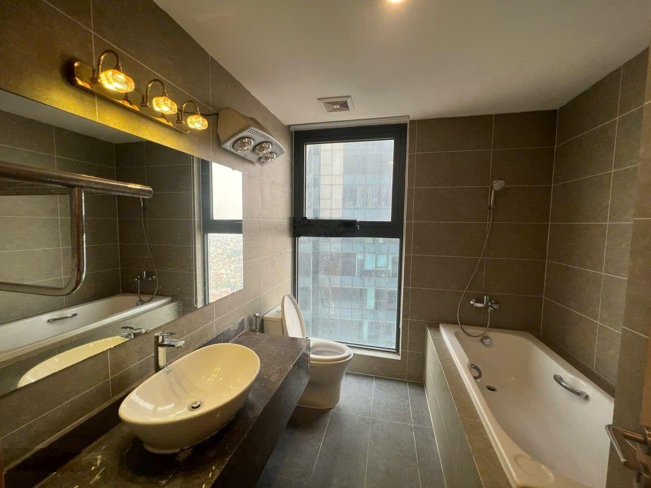 Cho thuê CC FLC TWIN TOWER - 265 CẦU GIẤY. 125m. 3N.2VS. Full NT, 22tr/th. Có slot. 0974687037