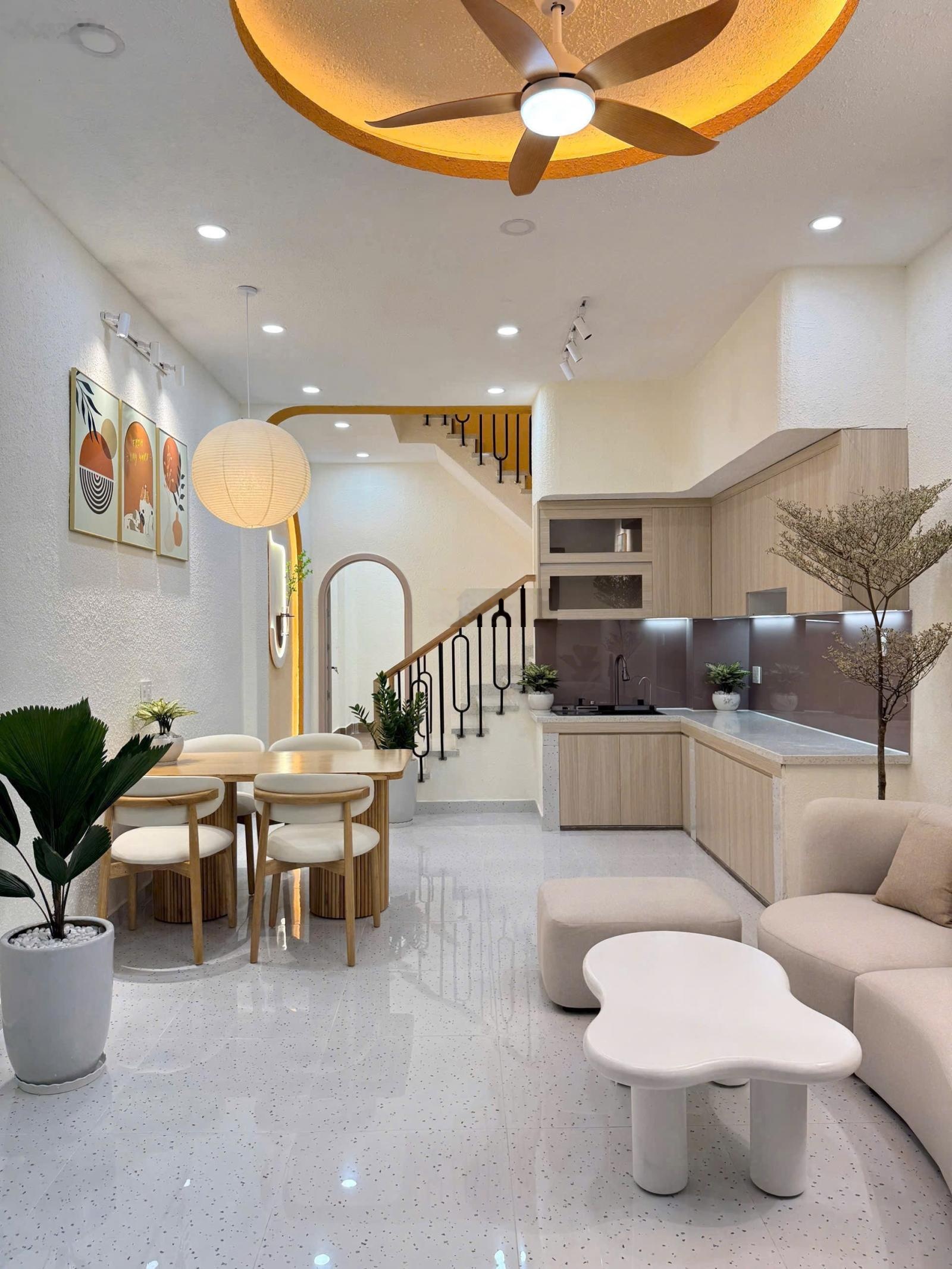 BÁN NHÀ 2 tầng- NGAY EON TÂN PHÚ- có phòng ngủ trệt- 48m2- chỉ 5 đồng- HXH THÔNG- 3 PN