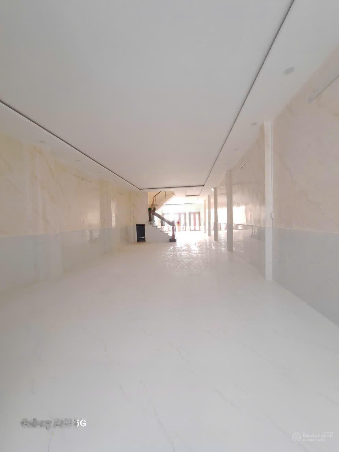 Cho thuê nhà xưởng mới 100%, 6*22m, 1 lầu suốt 4WC, nền gạch men, đường cont Quận Bình Tân