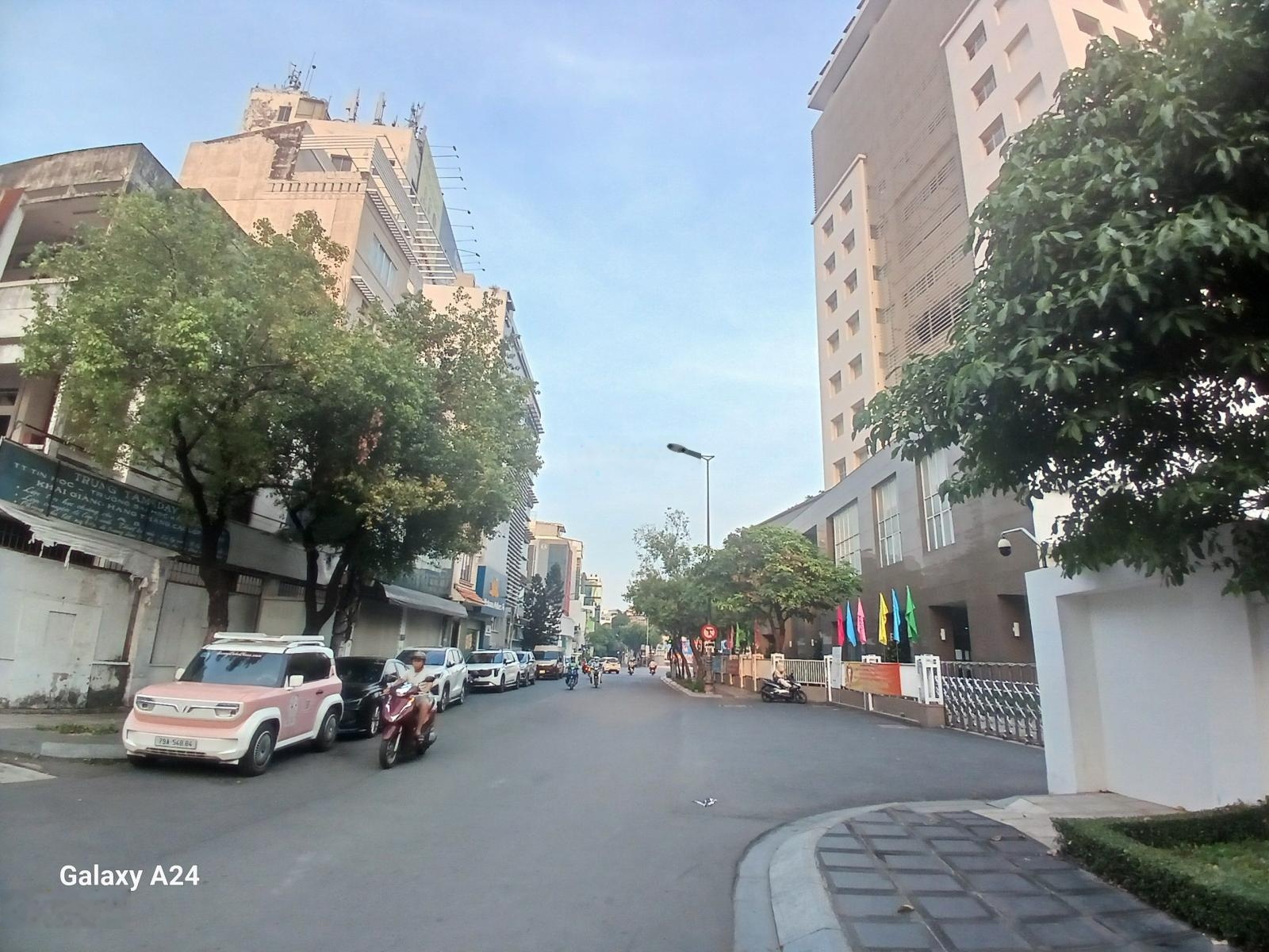 Xuất cảnh bán gấp - Bán nhà mặt tiền Nguyễn Thị Huỳnh 75m² 5 tầng - 26.5 tỷ