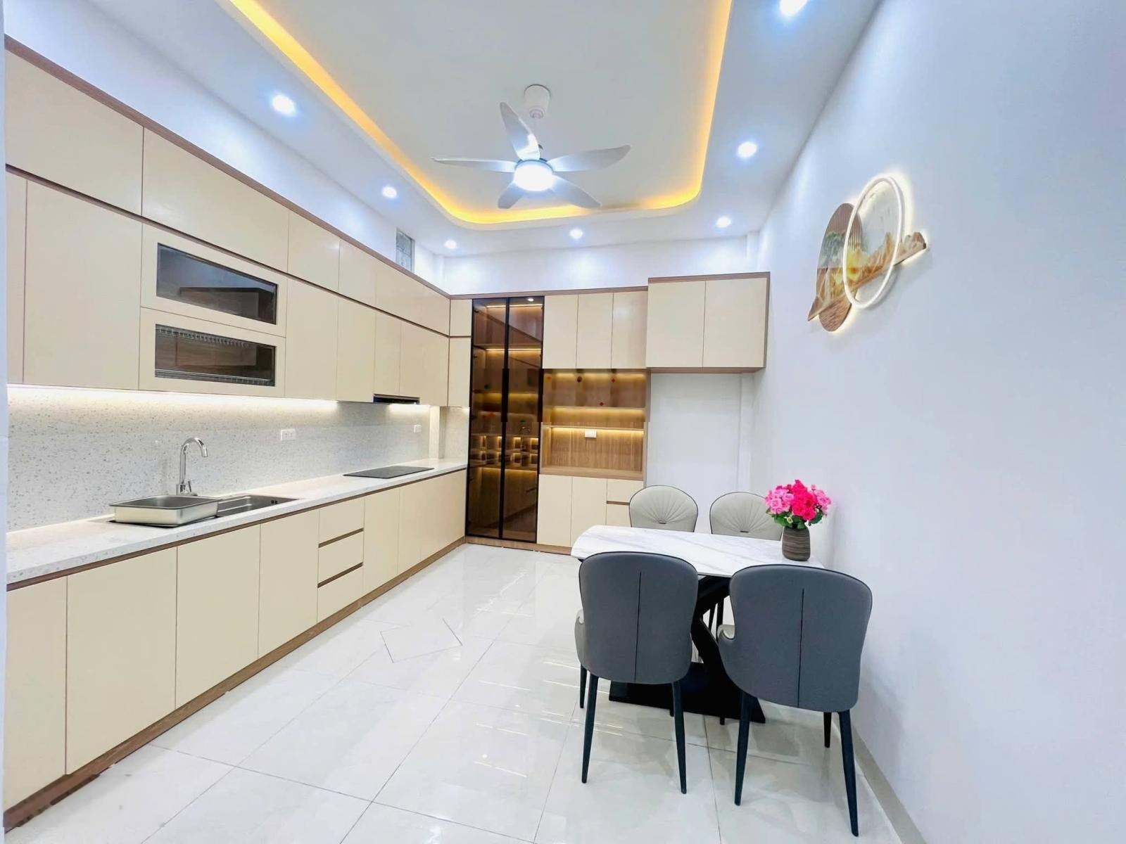 Nhà phố Bùi Xương Trạch - Oto - Gần hồ - Ngõ thông - 40m - 4 ngủ