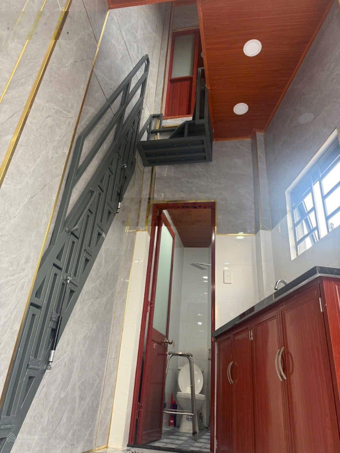 Bán nhà shr ngay tt hóc môn gốc 2 mt đường giá chỉ 1tỷ 680tr