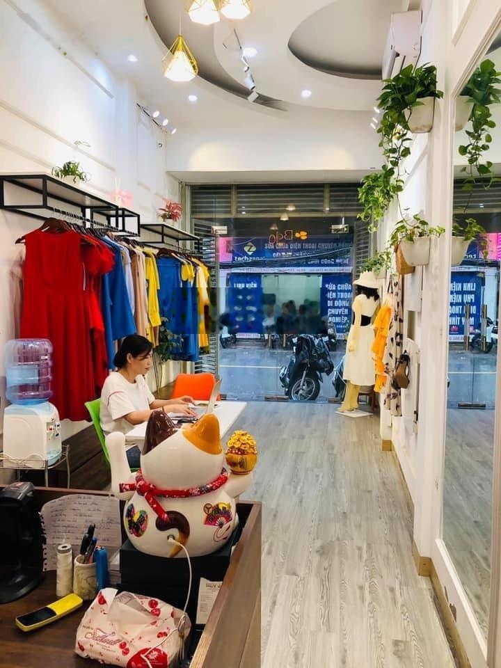 Hàng Hiếm! Bán nhà lô góc mặt phố Xã Đàn. DT 30m², MT 4m. sổ vuông. Kinh doanh sầm uất. Giá 16.5 tỷ