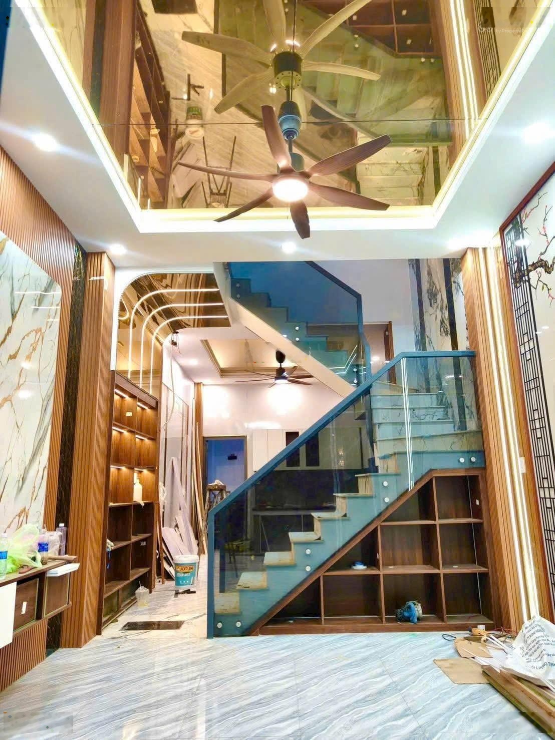 Nhà đẹp bình chiểu 70m sân xe hơi karaoke + xông hơi giá 6,15 tỷ