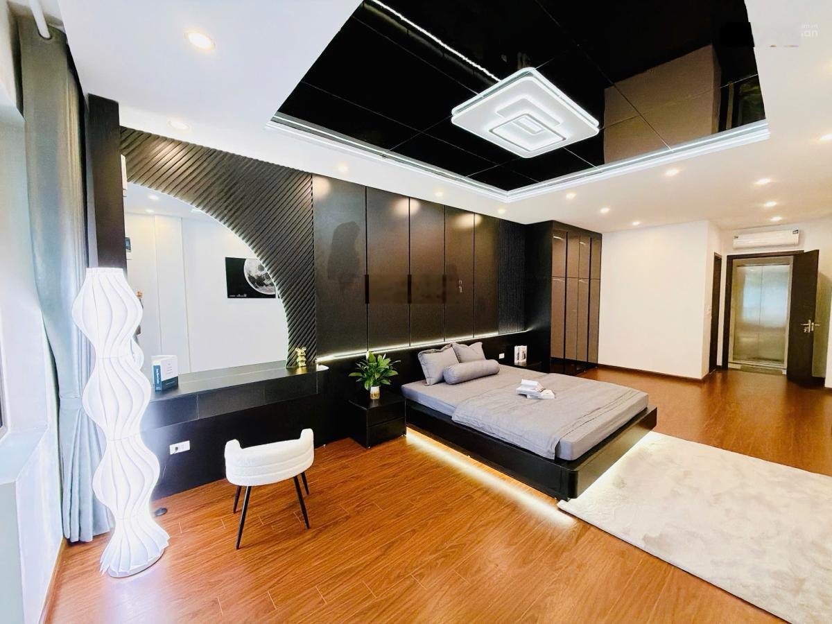 Nhà giáp bát - hoàng mai - dt 50m2 5 tầng - phân lô - ô tô tránh - thang máy nhập khẩu - hơn 19 tỷ