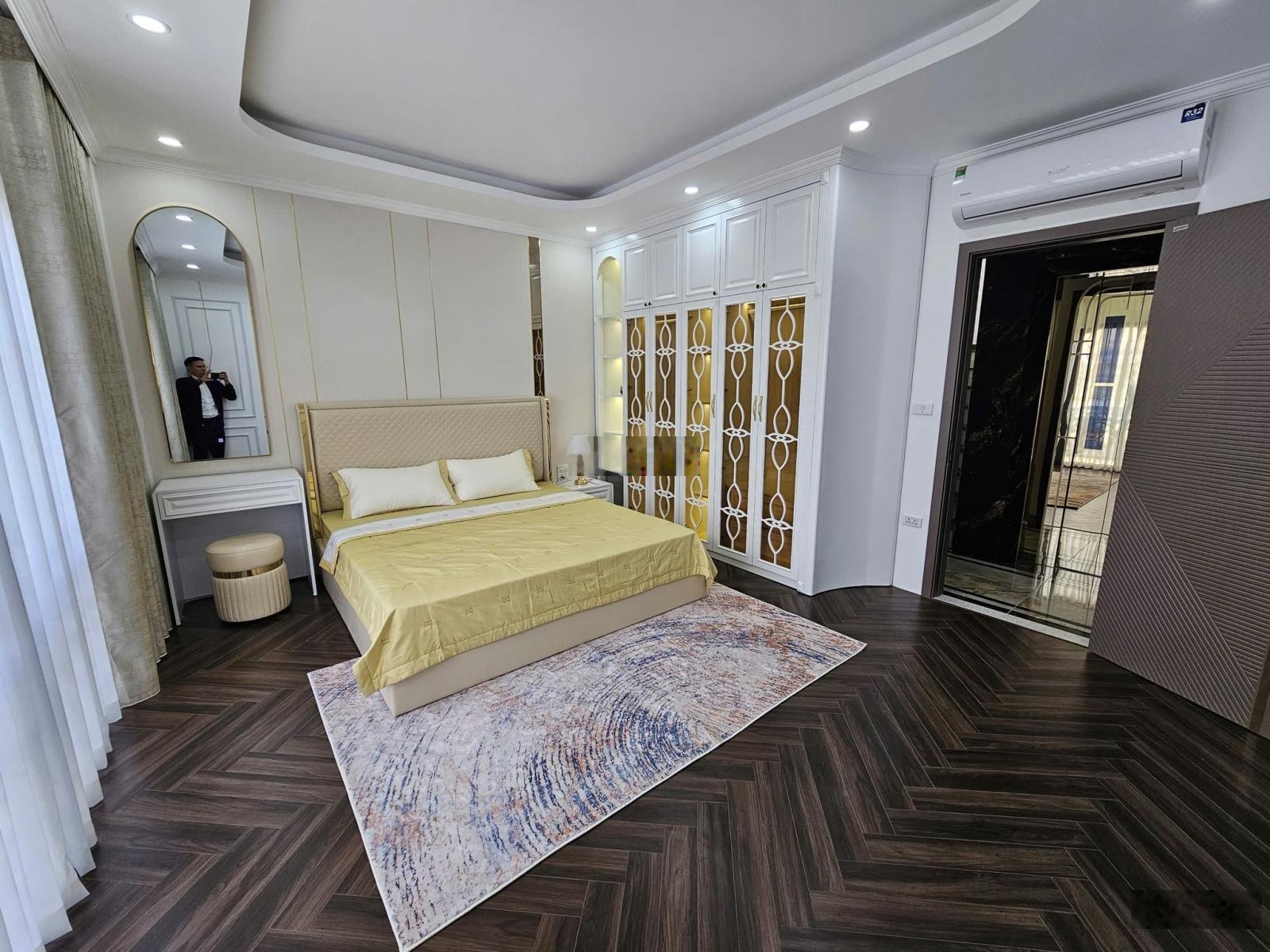 Siêu phẩm mặt phố đại la - kinh doanh bất chấp - vỉa hè 4m - thang máy- giá chào 30.88 tỷ có tl.