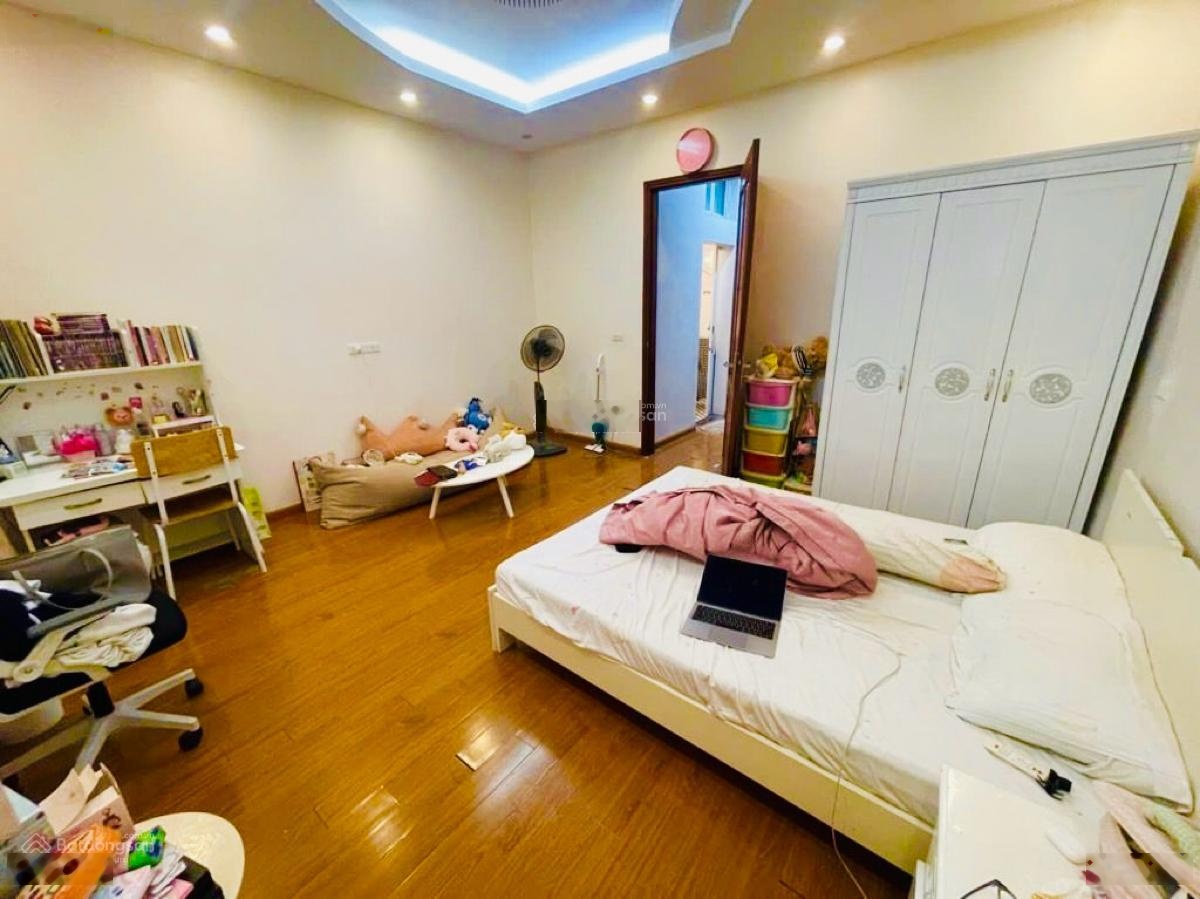 Bán nhà liễu giai,39m2, 6 tầng, mt 4.3m, lô góc, thang máy, 3 ngủ rộng, gần phố!