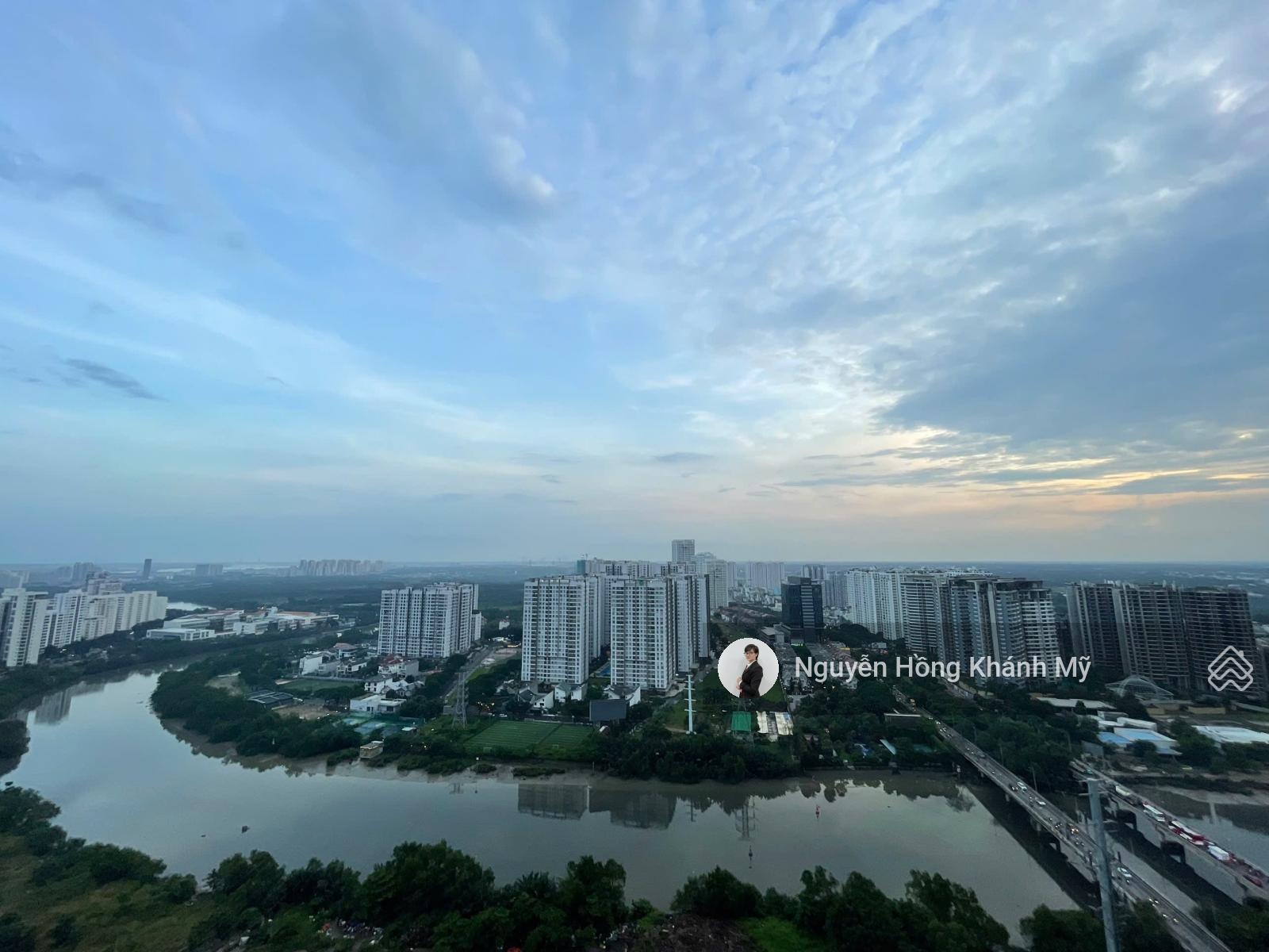 Cho thuê 3PN hoa hậu view sông full nội thất mới . Giả 23tr9 . Nhận nhà ở ngay được