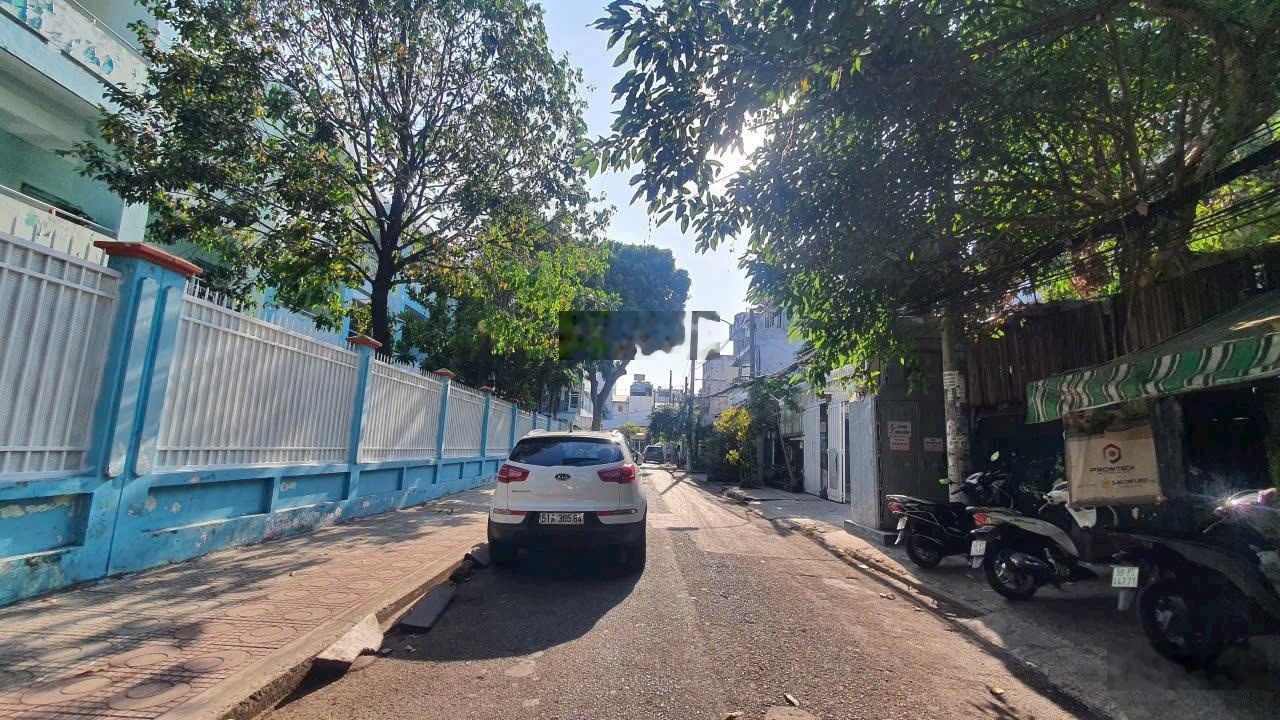 Cần nhà bán nhà MT hẻm 91 Hòa Hưng Q. 10. DT: 13.5x26m. Giá bán: 65 tỷ bớt lộc