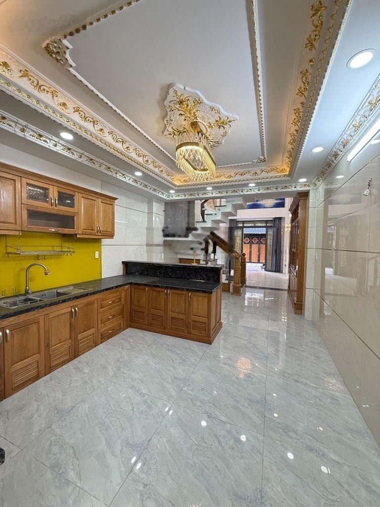 Nhà 5 tầng đẹp MTKD chợ Bình Thành, ngay công viên Hồ Trái Tim, sổ vuông A4, 6tỷ5