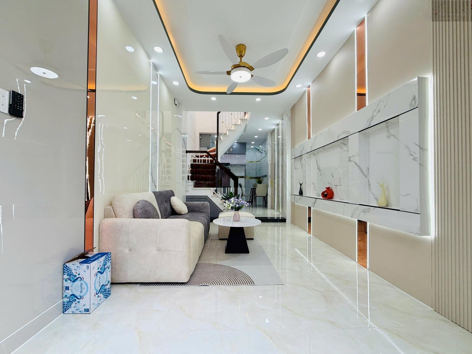 Nhà đẹp cần bán gấp thuộc phường 15 Tân bình DT: 3 x 10m đúc 1 tấm giá bán: 4ty500tr