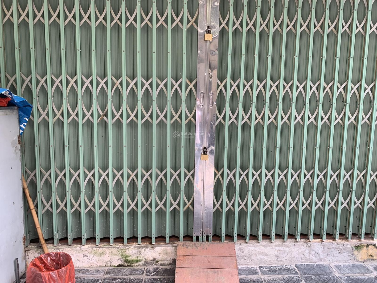 Bán tập thể nghĩa tân tầng 1 DT 80m2 hai mặt tiền mỗi mặt 8m KD tốt Giá 5,5 tỷ