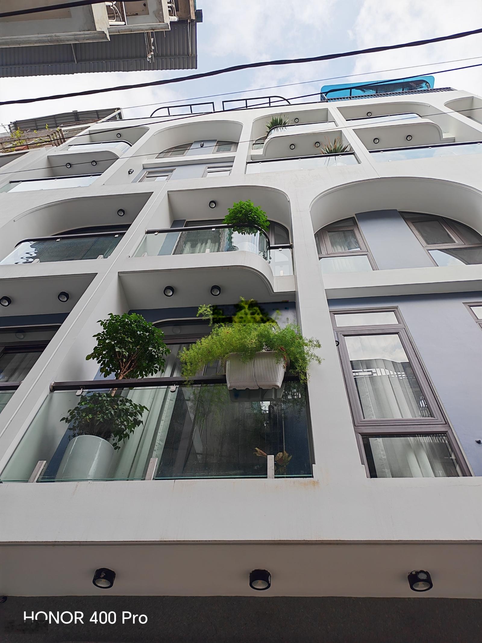 Thạch Bàn nhà 6 tầng thang máy DT 42m2 giá chào 11 tỷ. Ô tô. Trung tâm Thạch Bàn - Cổ Linh