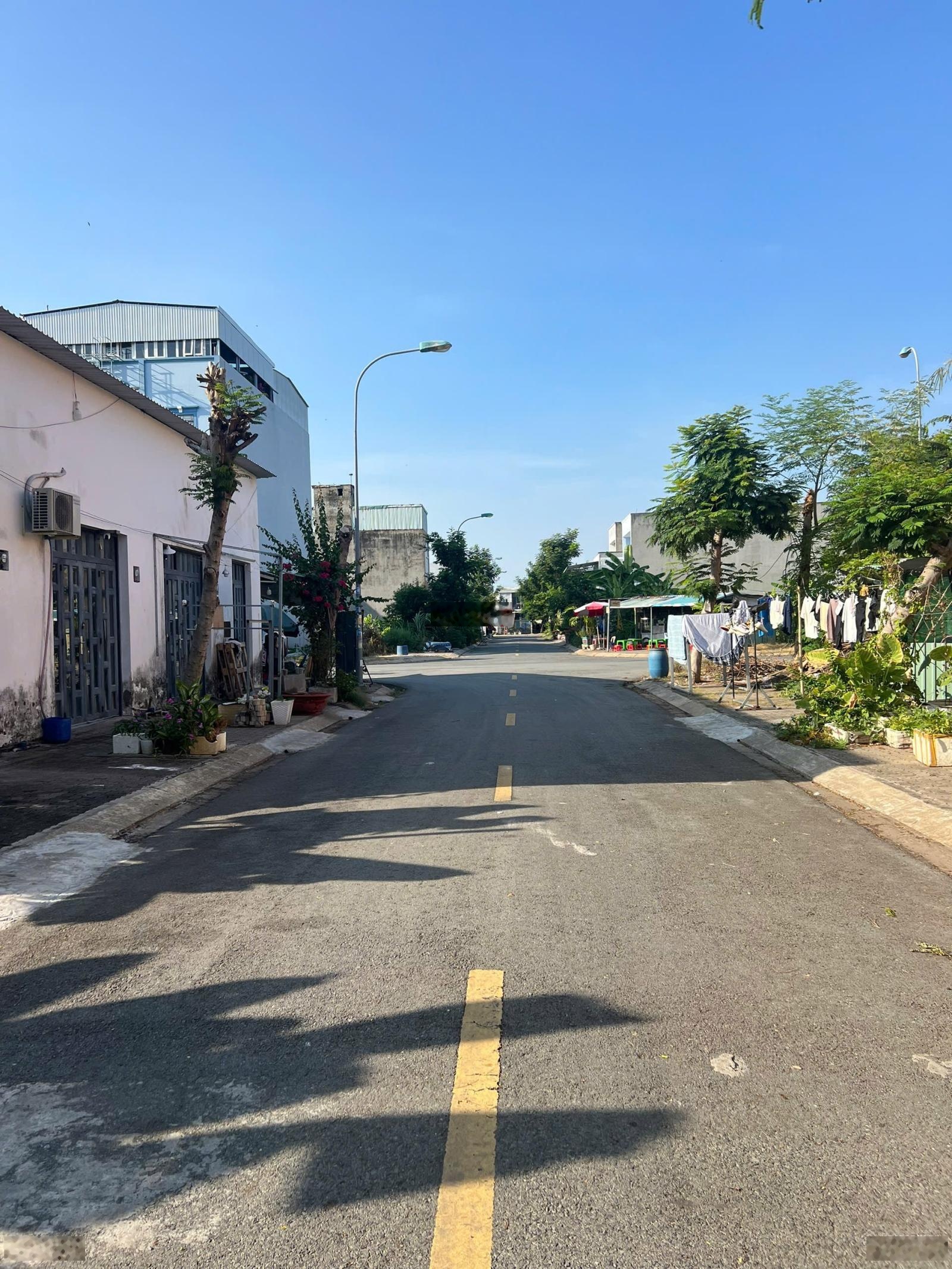 Cẩn bán lô đất KDC Long Hậu Nam Sài Gòn. DT: 5m x 18m giá 2 tỷ 350tr. Sổ đỏ riêng