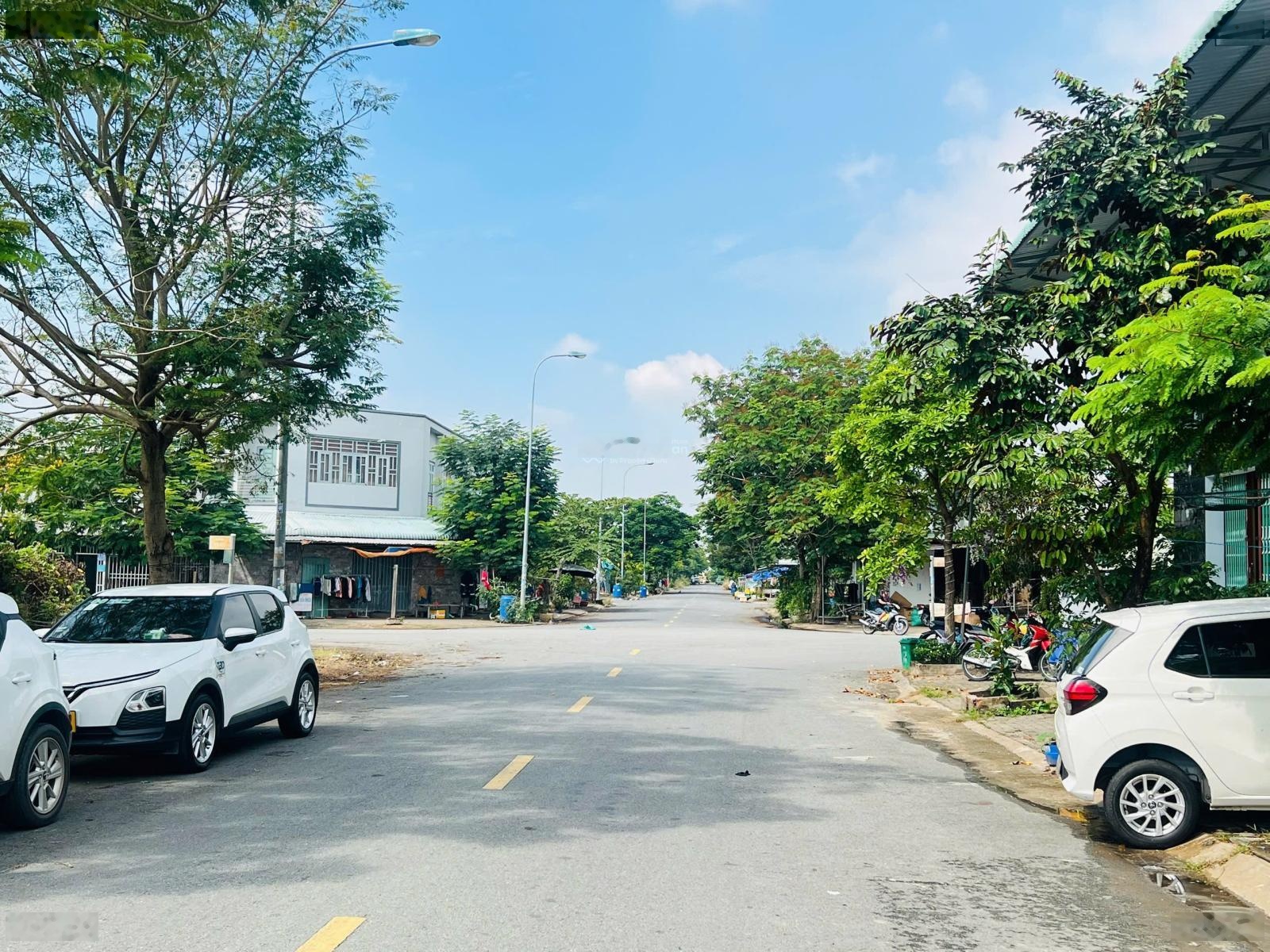 Bán gấp lô đất đường N11 (17m) KDC Long Hậu Nam Sài Gòn. DT: 5m x 20m, sổ đỏ riêng