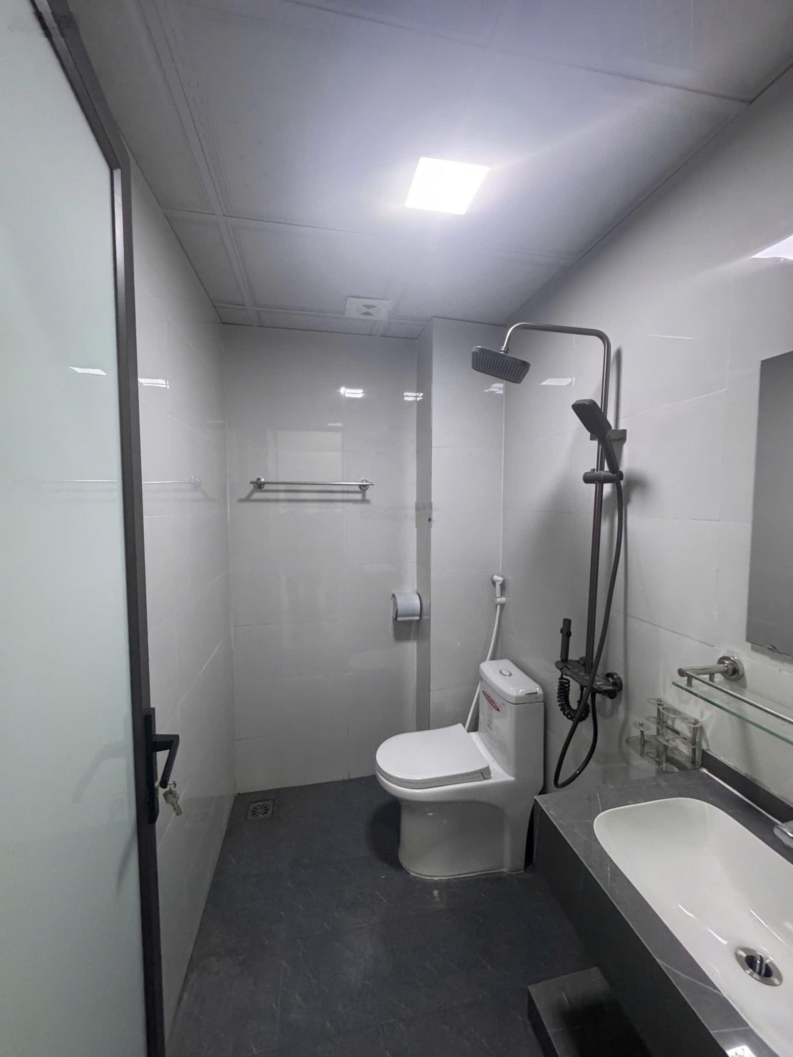 Nhà 4tầng 34m2, ôtô đỗ cửa, có sân chơi riêng, gần chợ, trường học, 10p ra Bx Yên Nghĩa, tàu điện