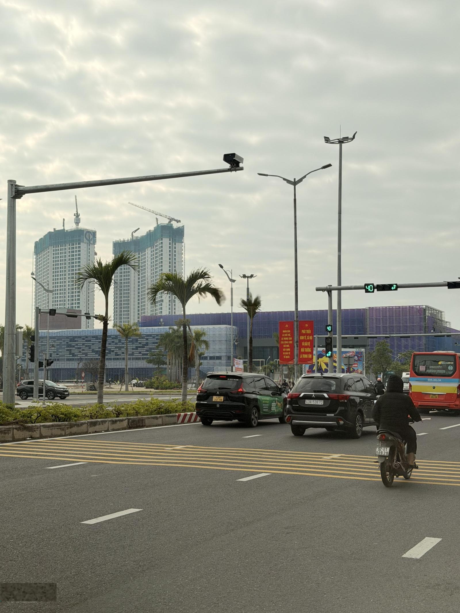 Bán nhà 4 tầng mt kinh doanh phố Hoàng Diệu, Hải Châu. DT 102m2 ngang 5m giá 19tỷ5