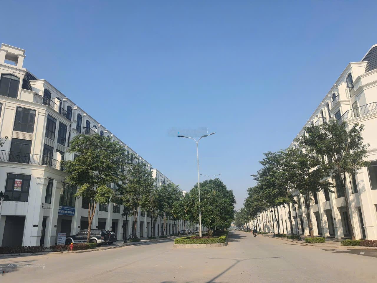 Bán liền kề đường 30m khu Anh Quốc dự án Hinode Royal Park. DT 100m2 giá 22,5 tỷ. LH: 0966761190