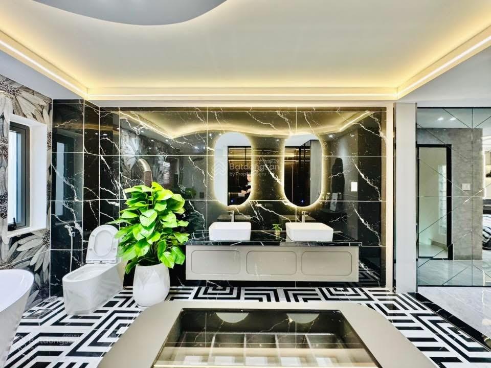 Xoay vốn giảm giá bán gấp nhà đường oto Lý Chính Thắng-P.VTS-Q3. DT 81,6m2 cho thuê 25tr/th