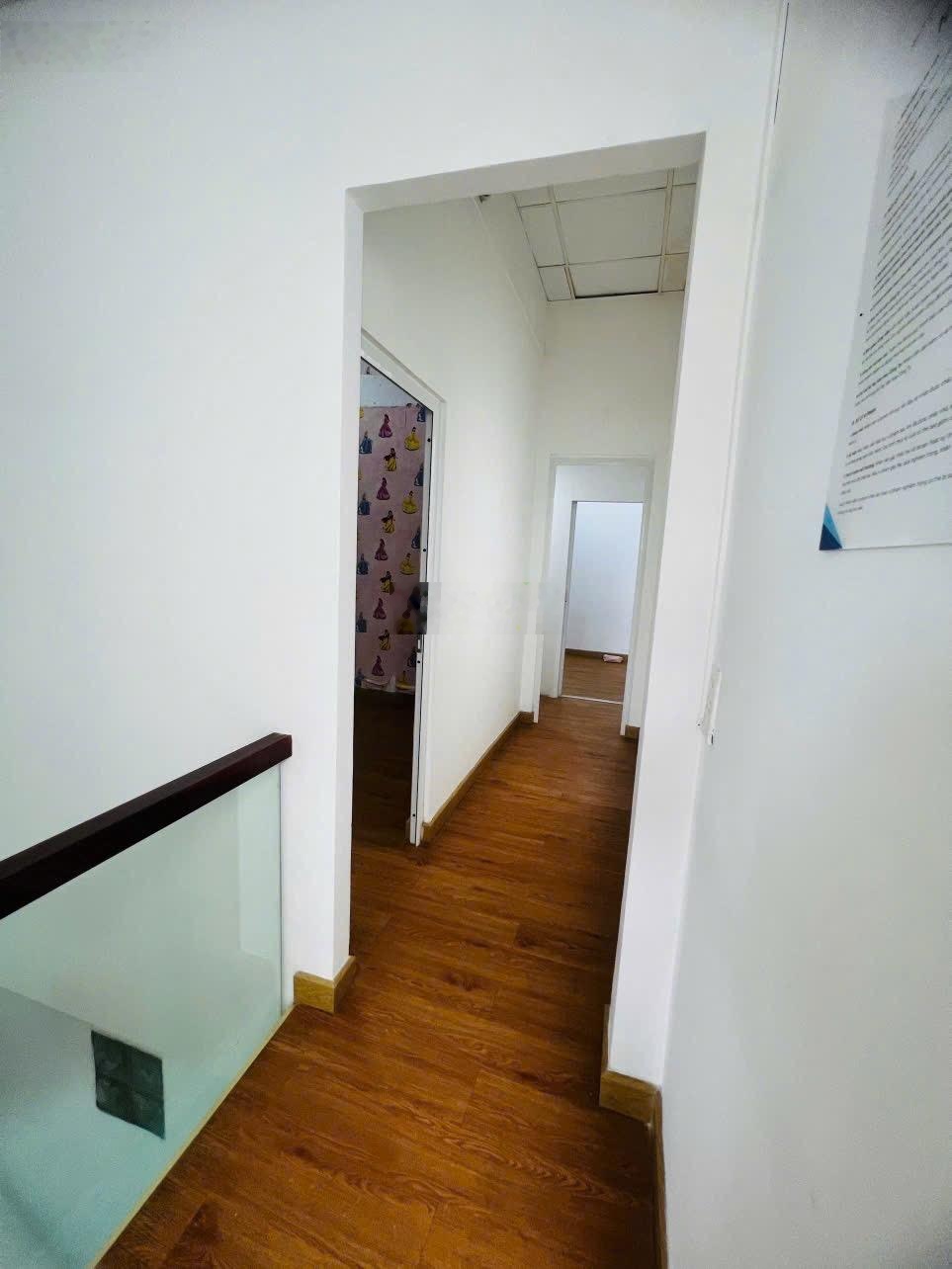 Chủ gửi. Nhà 1 trệt 1 lầu. DT 5 x 15 . Sổ Vuông vắn. Hẻm 499 Xe hơi vào nhà . Hẻm thông. Giá 8.5 tỷ