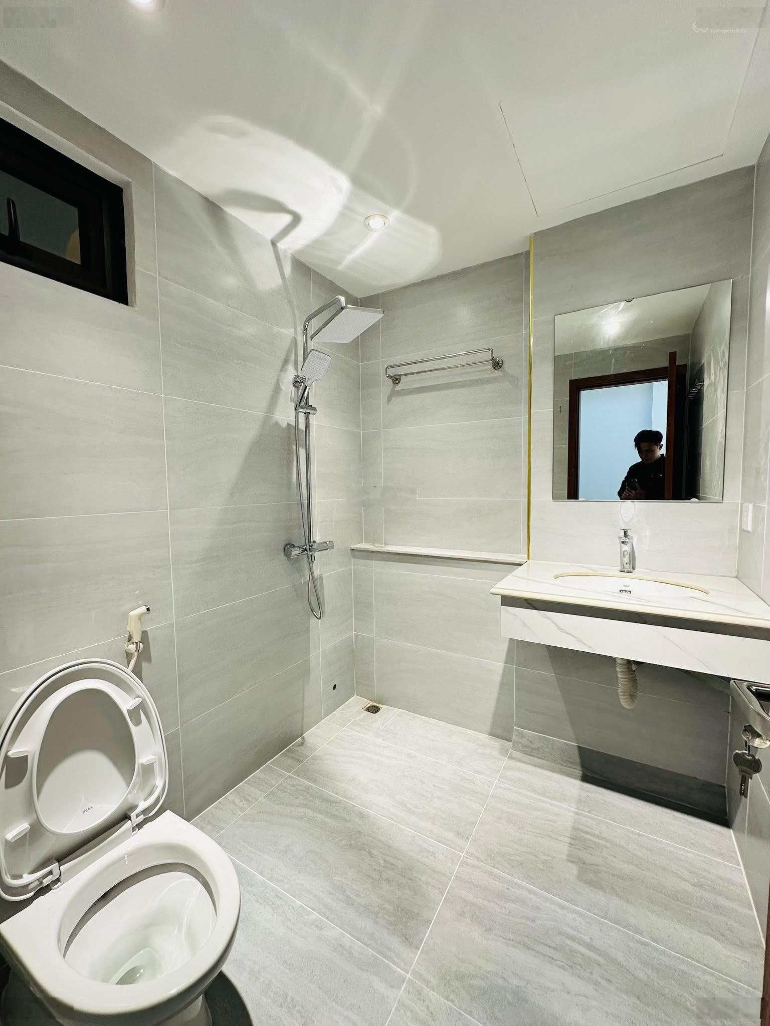 Bán nhà Trần Quốc Hoàn 40M2, MT 4M - Thang máy - gara ô tô - phân lô ô tô tránh