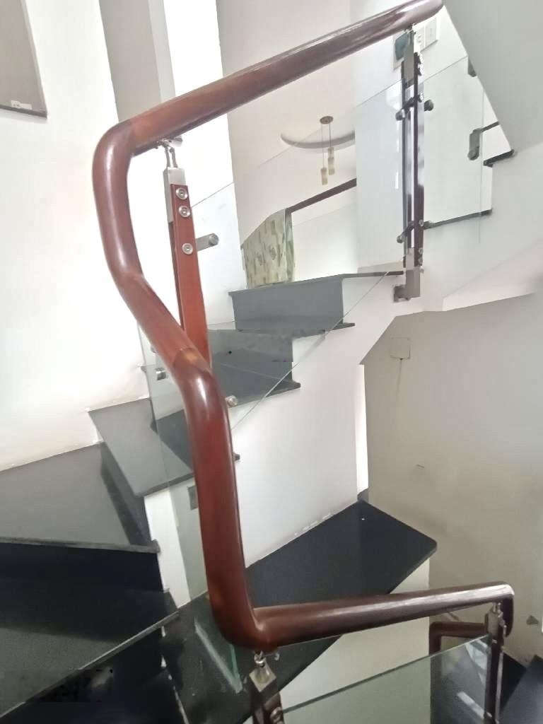 Nhà 3 tầng, căn góc 2 mặt tiền đường 898 Phú Hữu, chỉ 4.99 tỷ.