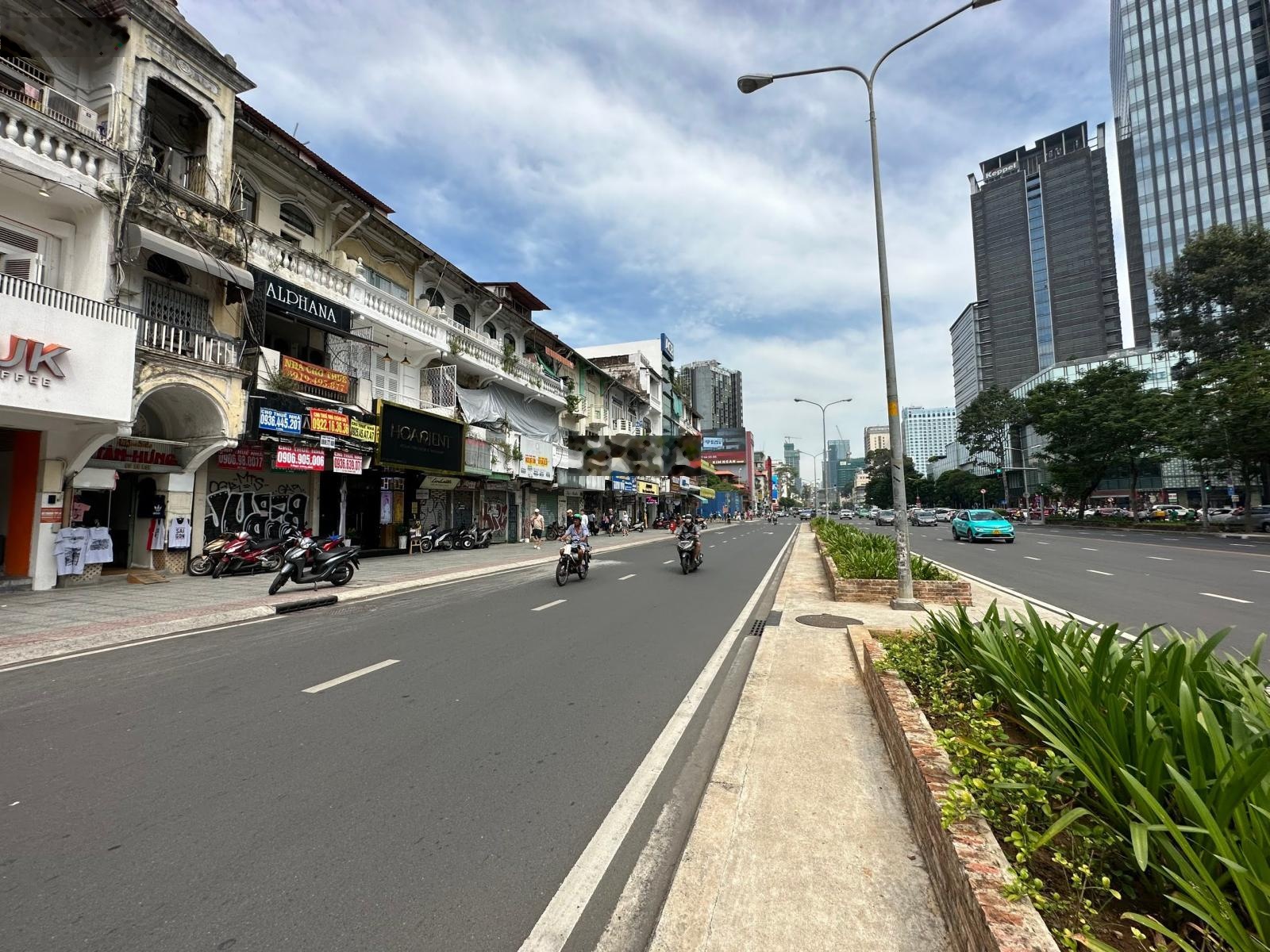 Mặt tiền sử dụng hơn 600m2 - ngang 12m - ngay chợ bến thành - số 93 lê lợi, quận 1.!!