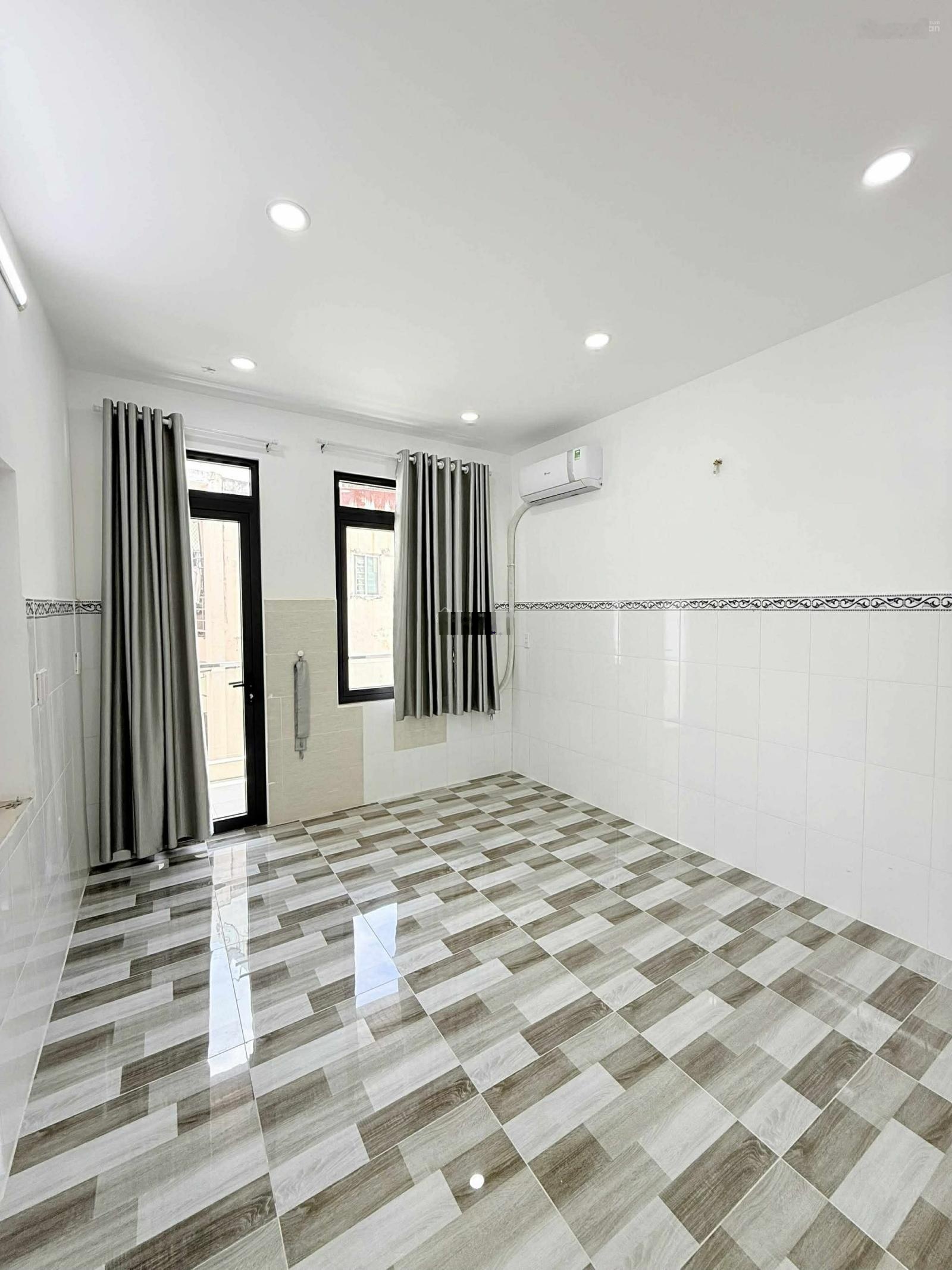 Nhà mới, đẹp, tân bình xe hơi đỗ cổng nhỉnh 7t, khu dân trí cao.