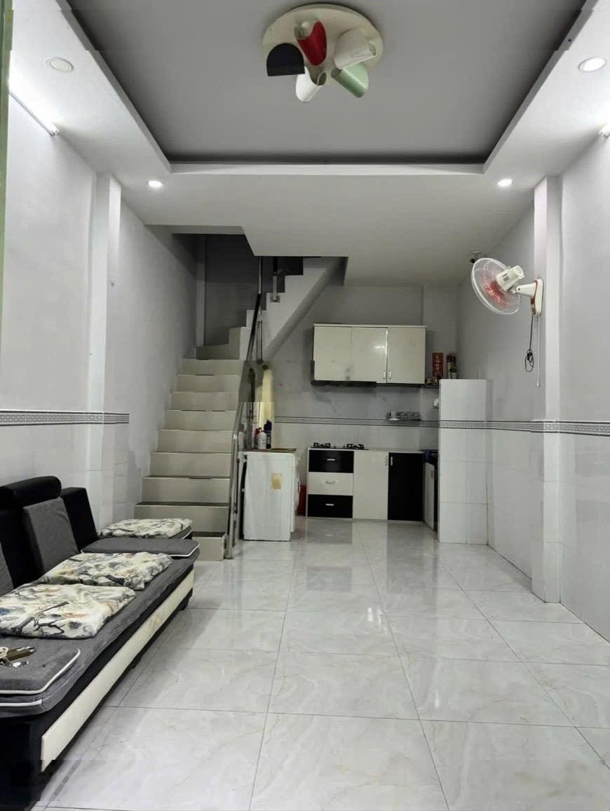 Bán nhà chính chủ hẻm xe hơi cách 2 căn 2PN, 2WC, 23,3m2, 3,98 tỷ tại Thành Thái, P14, Q10, HCM