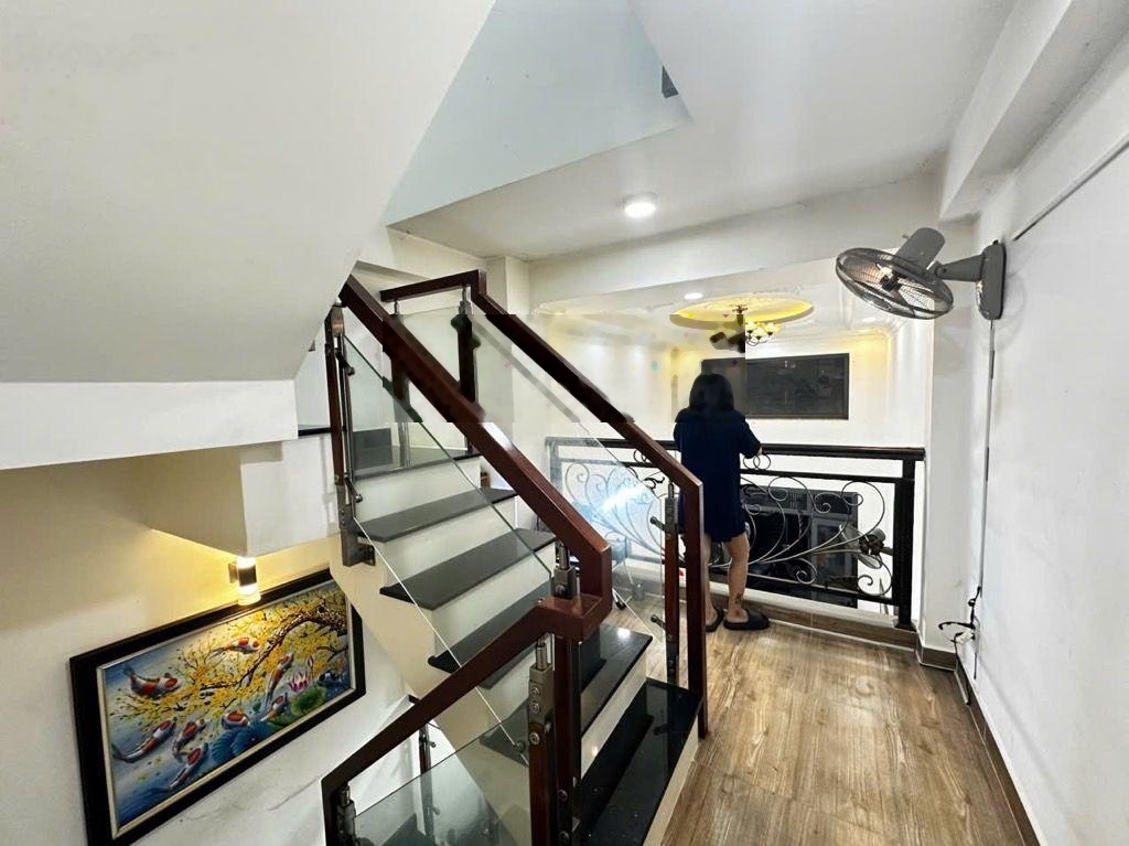 Nhà hẻm 6m - 3 tầng - cách mạng tháng 8 - nỡ hậu - dòng tiền 15 triệu/th - giáp quận 10