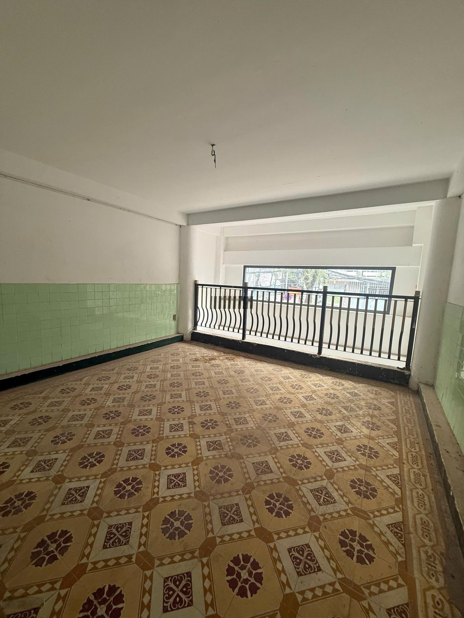 Mặt tiền quận 4 ngay Bến Vân Đồn, DT 70m2 ngang 4m, lề 8m, hẻm sau 4m