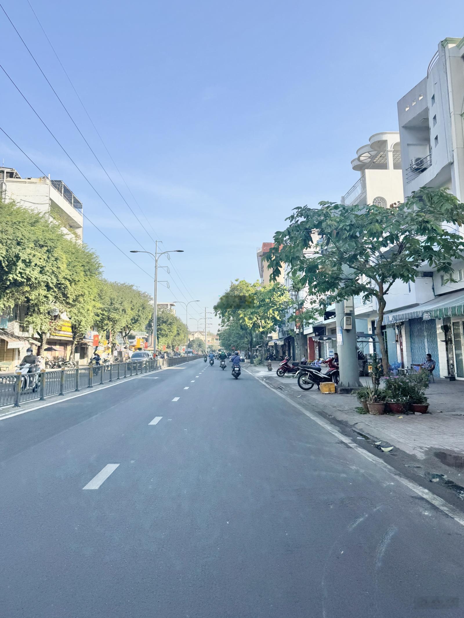 Q11. Hẻm xe hơi thông - nhà 5 tầng - sát mặt tiền Minh Phụng - vuông vức