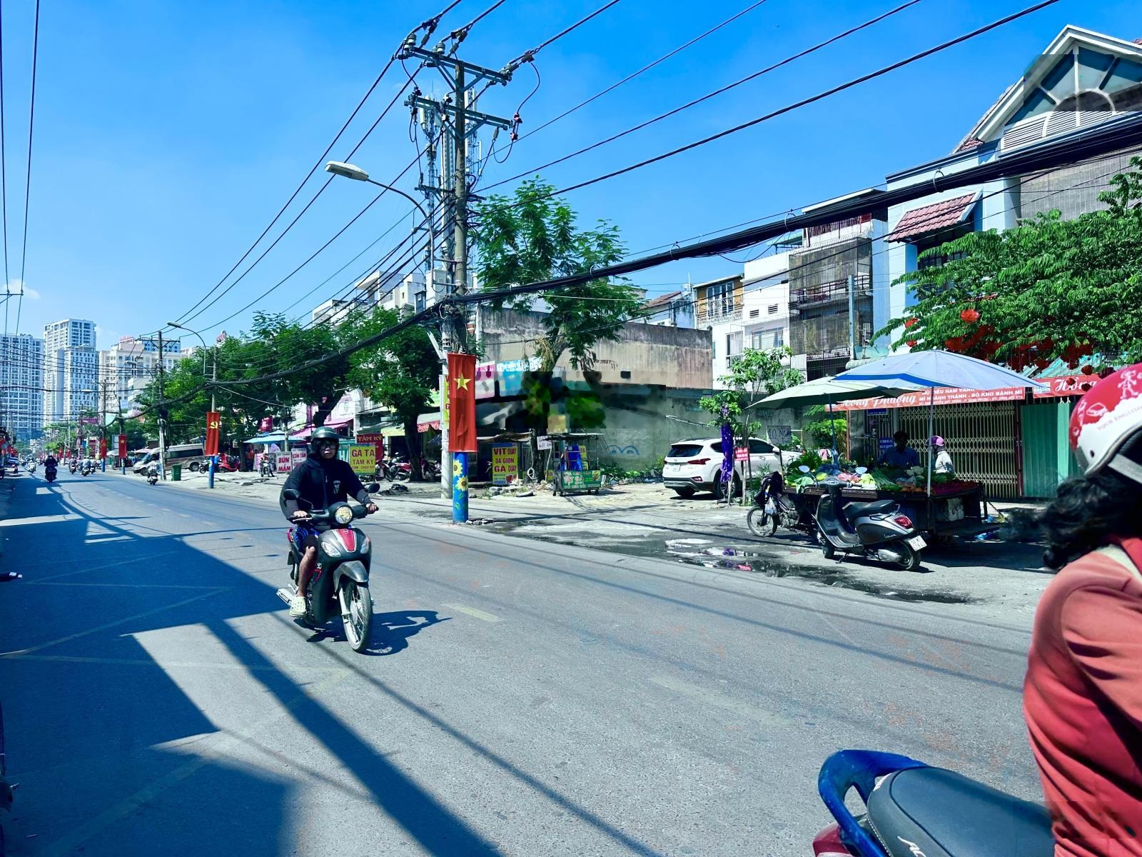 Tòa nhà Mặt tiền Nguyễn Duy Trinh, DT: 10 x 20 =200 m2. Giá: 49 Tỷ