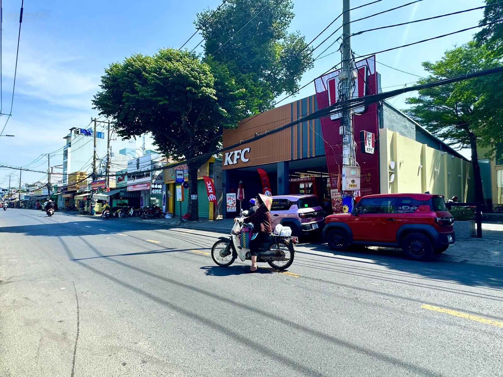 Bán nhà mặt tiền Nguyễn Duy Trinh. DT: 11 x 37 = 384m2 . Giá: 57 Tỷ