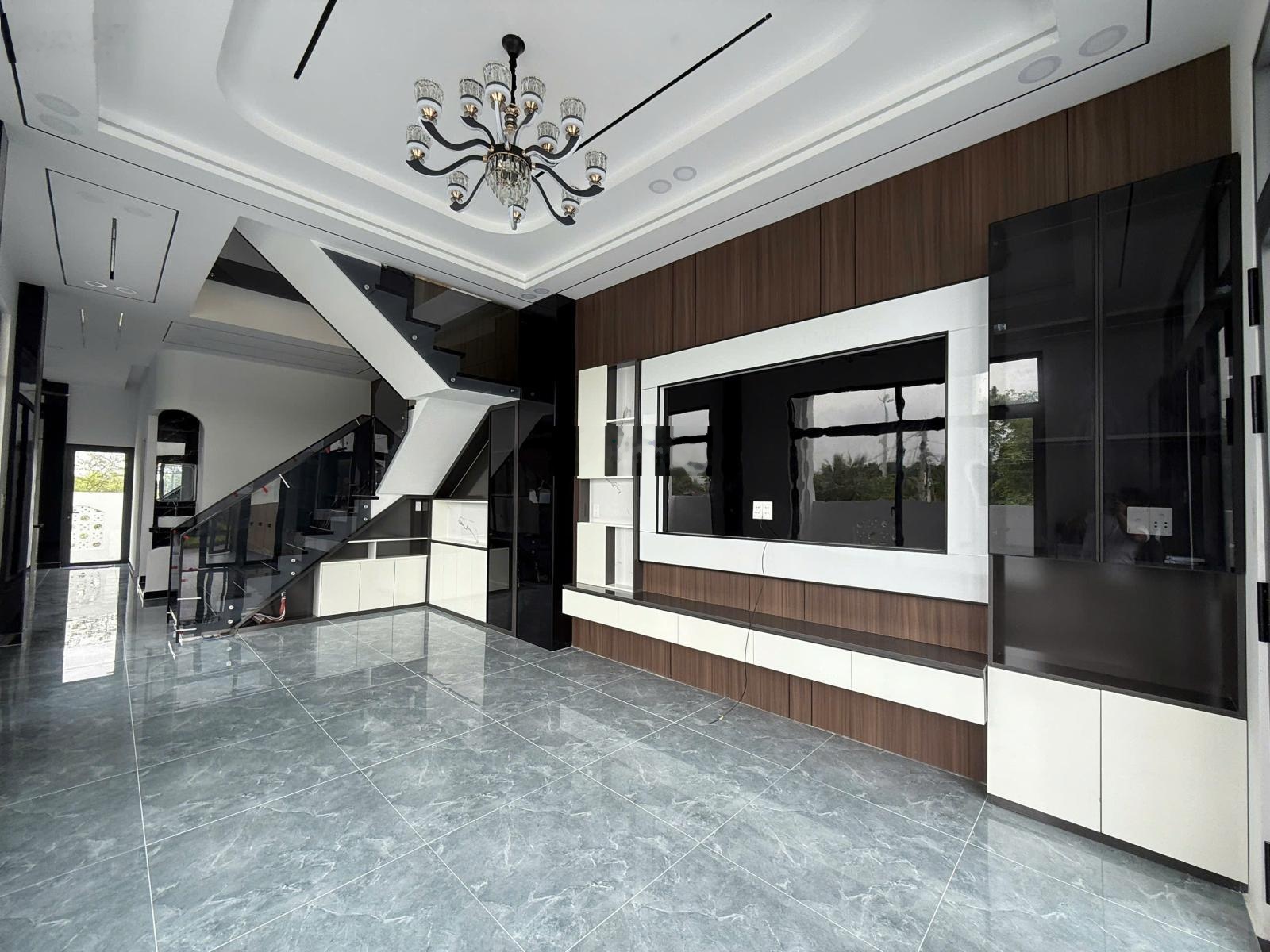 Cần bán villa sân vườn đường 9m