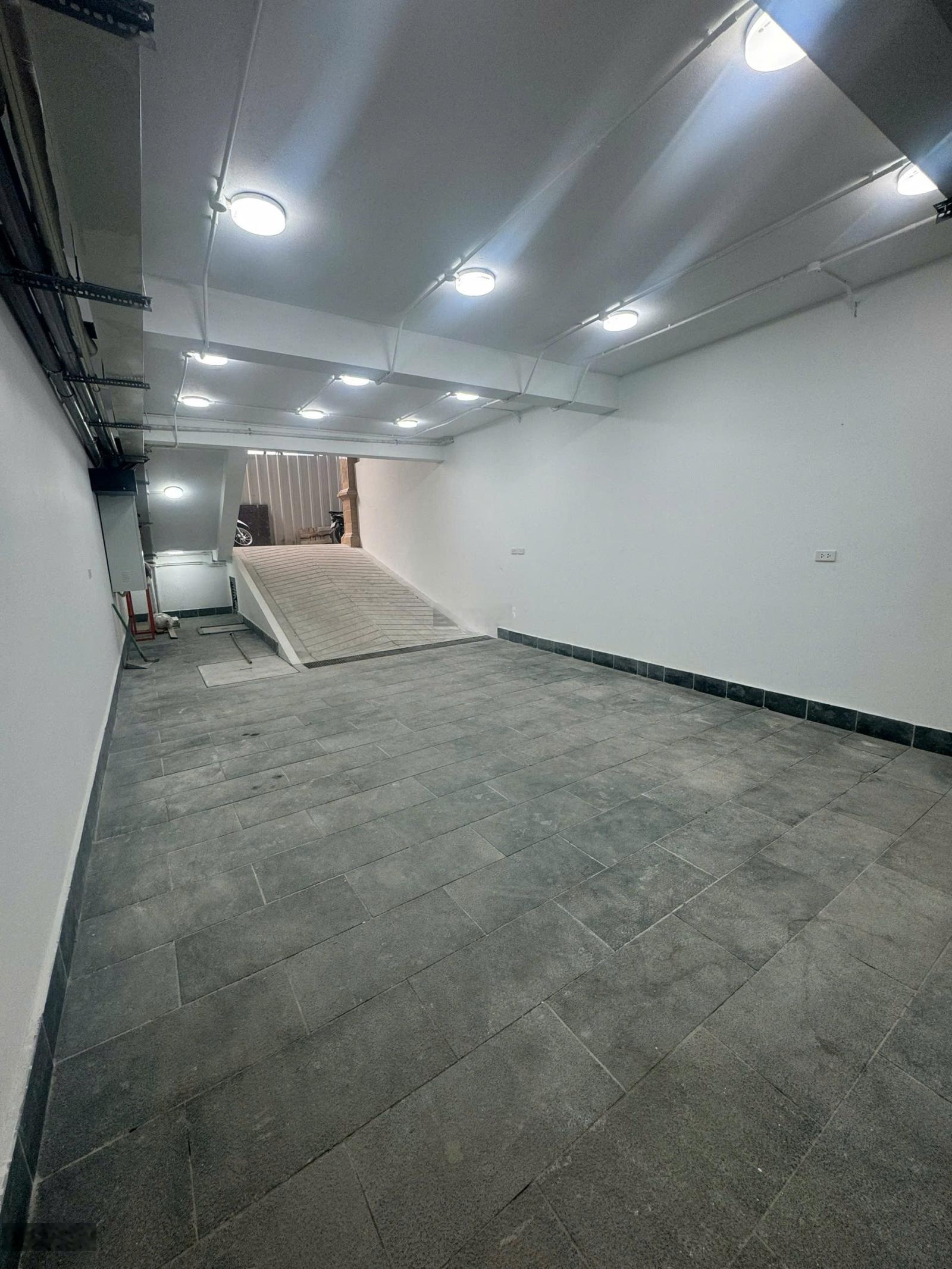 Cho thuê nhà Khuất Duy Tiến, 110m²/sàn x 5 tầng + 1 hầm, Mặt tiền rộng 6m, 30tr/th