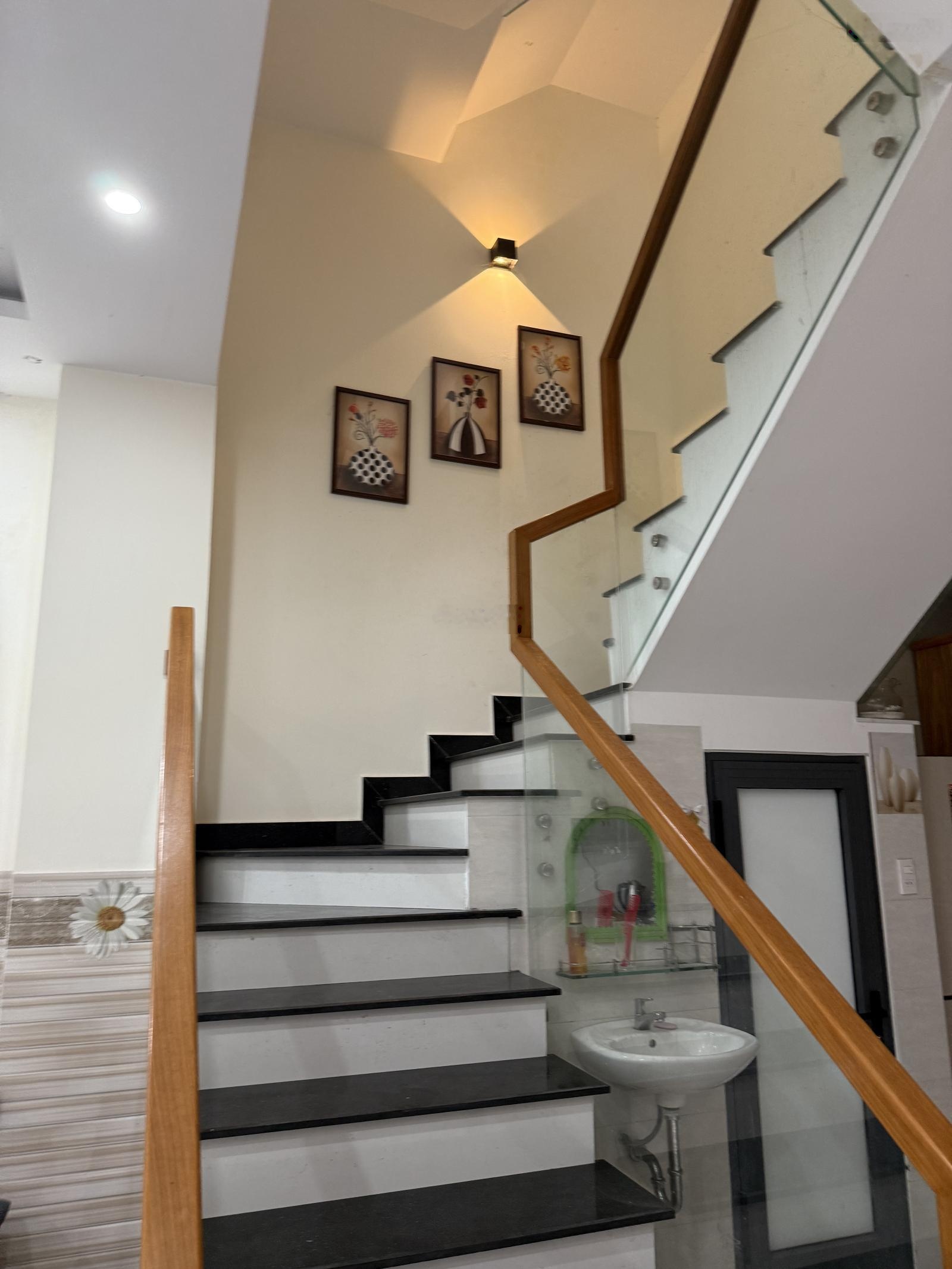 Bán nhà 3 tầng - kiên cố - để lại đầy đủ nội thất - ngay trường cấp 3 Ngũ Hành sơn