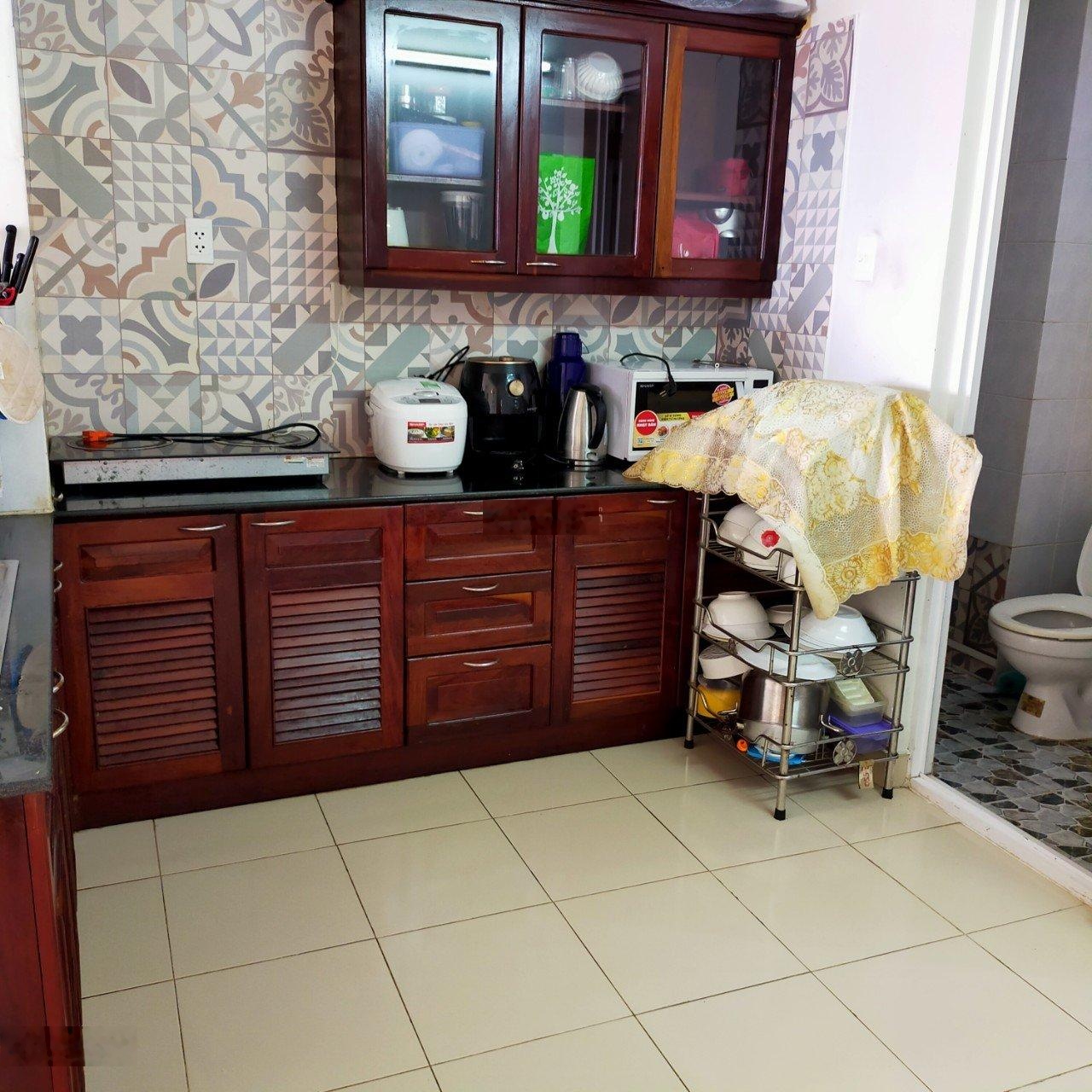 Bán căn hộ Bàu Cát II. Diện tích 56m2, 2PN, ban công thoáng mát, giá bán 3 tỉ, sổ hồng lâu dài