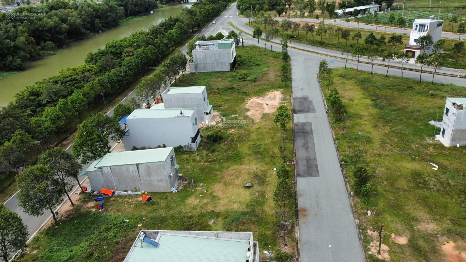 Bán lô góc 3 mặt tiền tổng cộng 39m - đường 20m view trực diện bờ sông. Dân cư kín