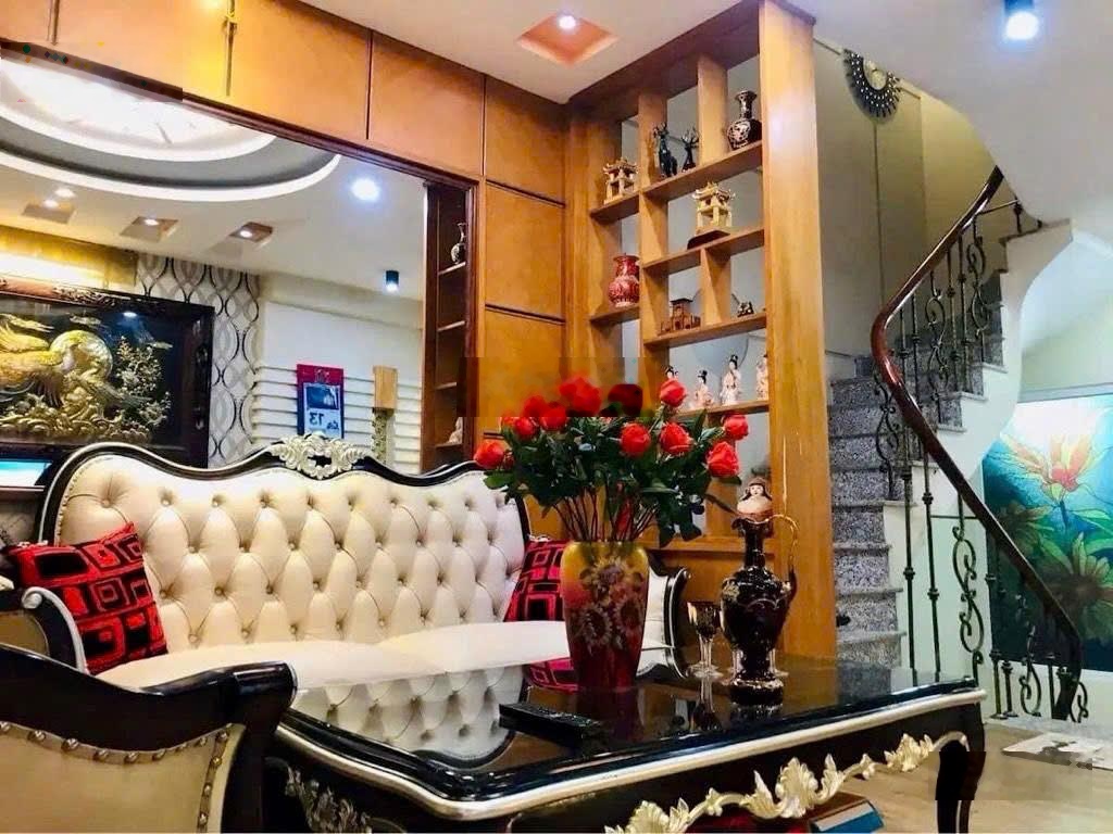 Nhà gần hồ, phố Lạc Long Quân, vuông vắn ngõ rộng, cách ô tô 30m, giá 9,5 tỷ