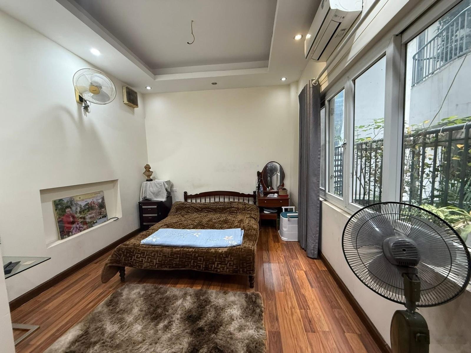 Bán Nhà Sổ Phân Lô Đường Bùi Quốc Khái Linh Đàm Hoàng Mai Ngõ Rộng DT 42M , 5 Tầng , MT 4,2m .