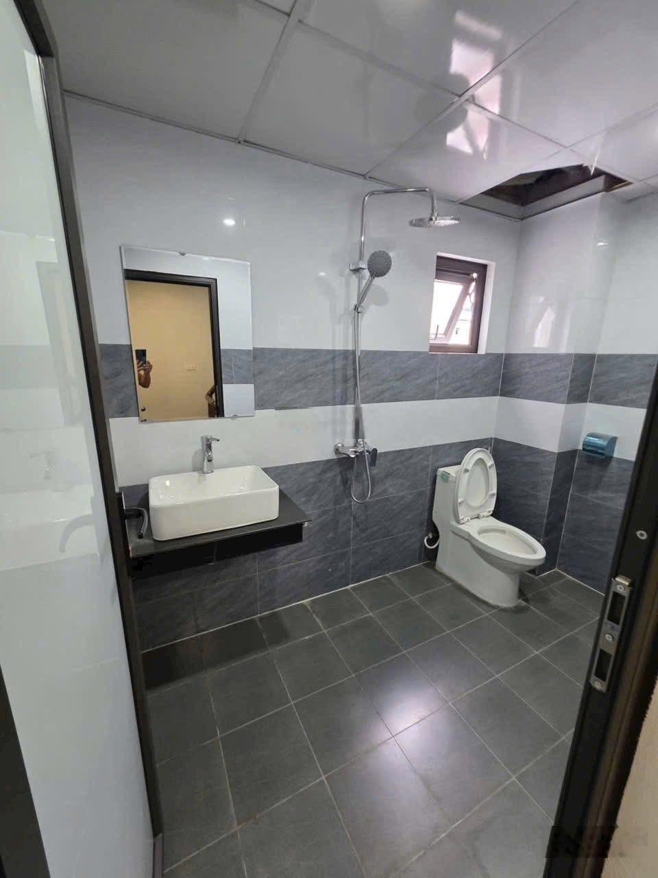 Bán nhà 4tx46m2- Ô tô đậu trc nhà - Gần chục Chính - Vành đai 4 - 1km uỷ ban Đông La giá 3,75 tỷ