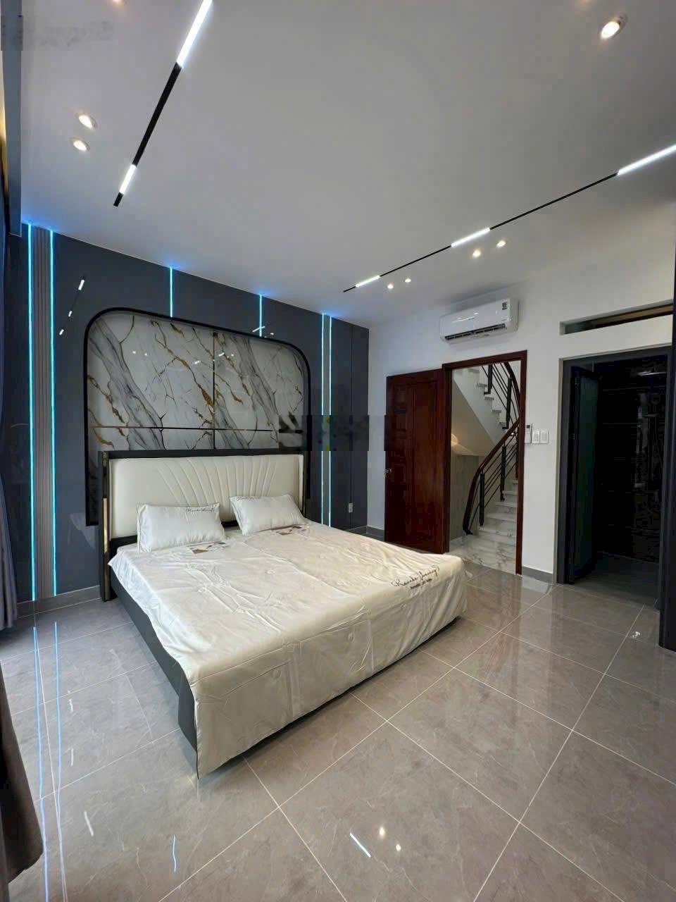 Nhà Ngộp! Đường Hoa Phượng/ Q Phú Nhuận . Dt 69m2 (4,5m x 15m) Giá 4.3 tỷ. Đàn cho thuê 20tr/Tháng