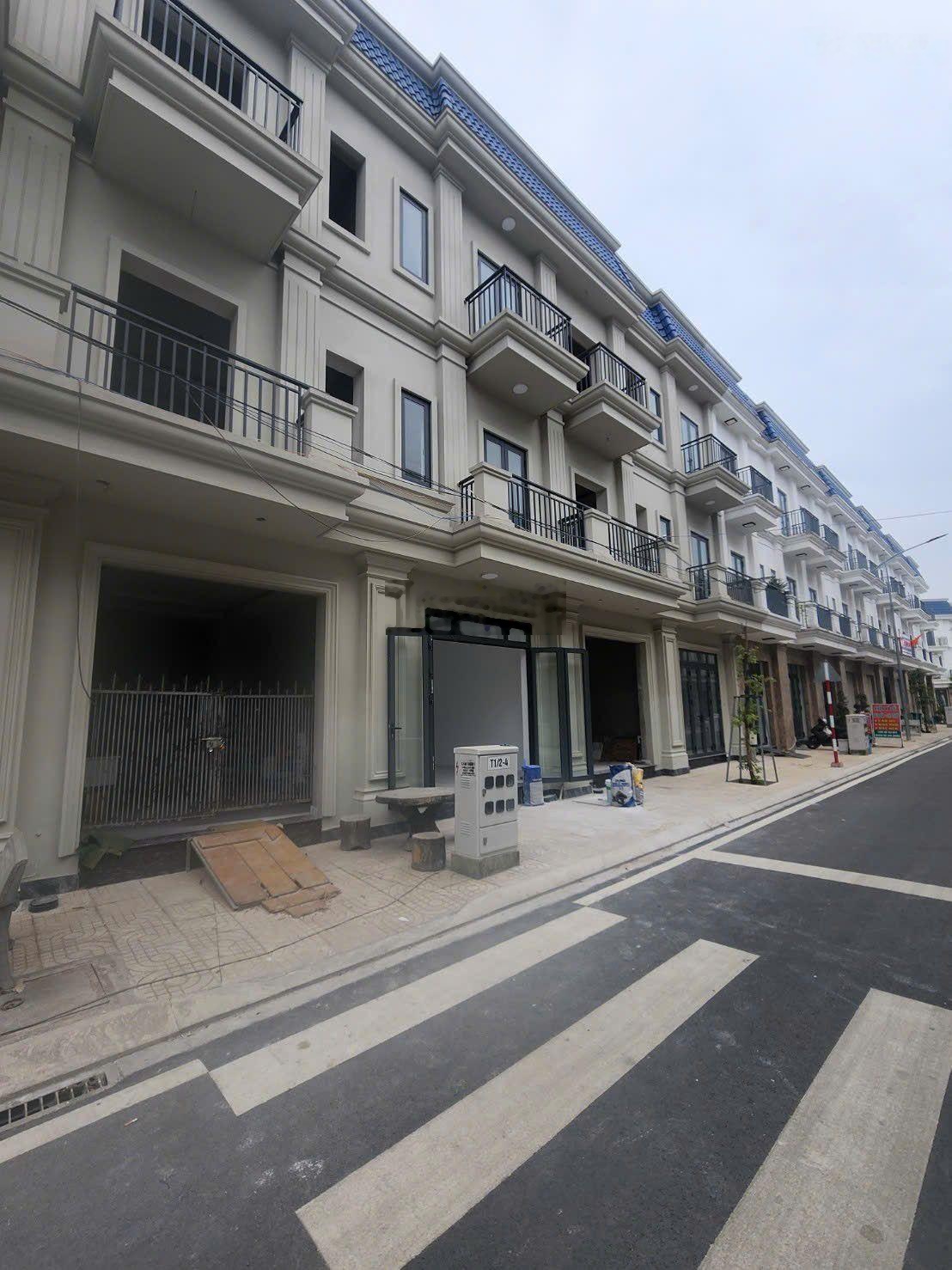 Nhà 3 lầu hoàn thiện nội thất đầy đủ dọn vào ở gần Chợ Búng,Thuận An