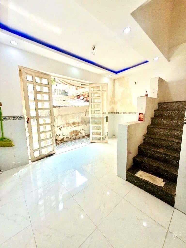 Bán nhà ngang 5m, gần ngay khu 20 thước, Đường đoàn văn bơ, ra tôn đản , Vĩnh khánh, Hoàng Diệu