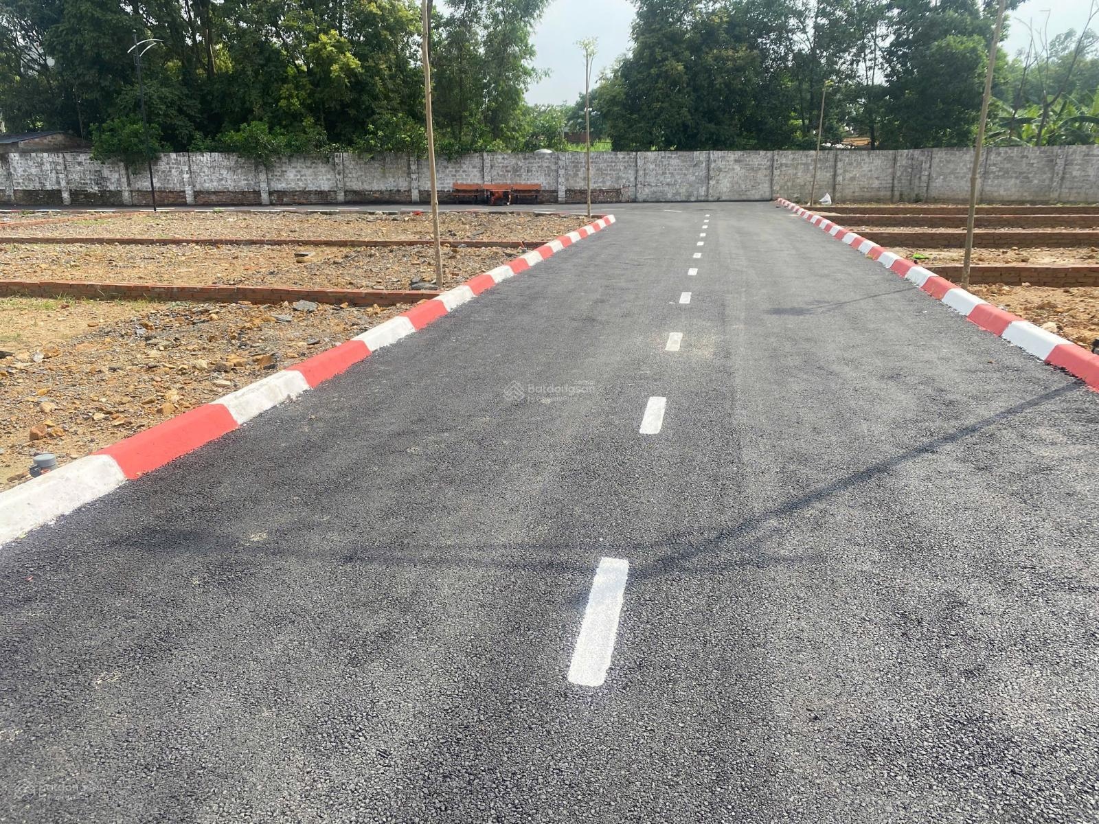 0975897169 Bán đất Phú Cát, gần khu CNC dt 200m2, mt 6m đường 2 ô tô tránh giá chỉ 26tr/m2