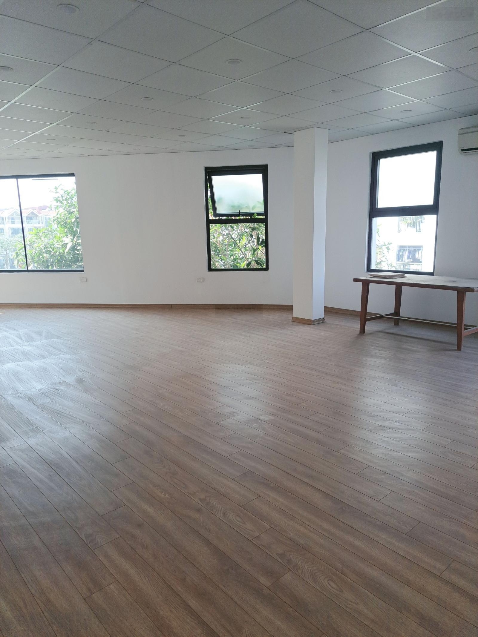 Cần bán gấp nhà mặt phố Vũ Đức Thuận, Việt Hưng. Vị trí siêu đẹp, mặt tiền rộng, kinh doanh đỉnh