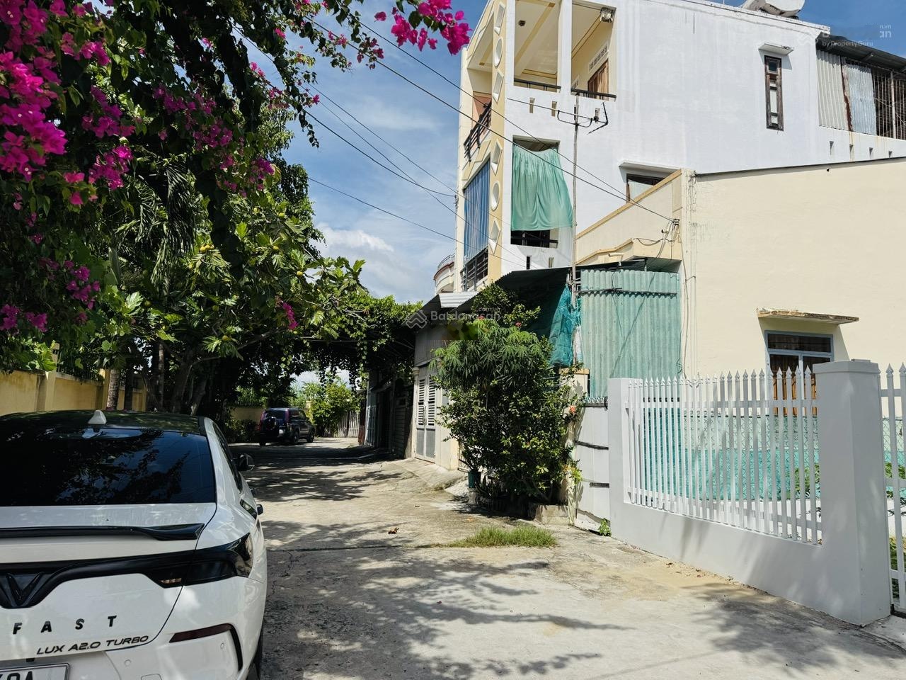 Bán lô đất có nhà cấp 4, khu Bà Làng gần biển đi bộ được