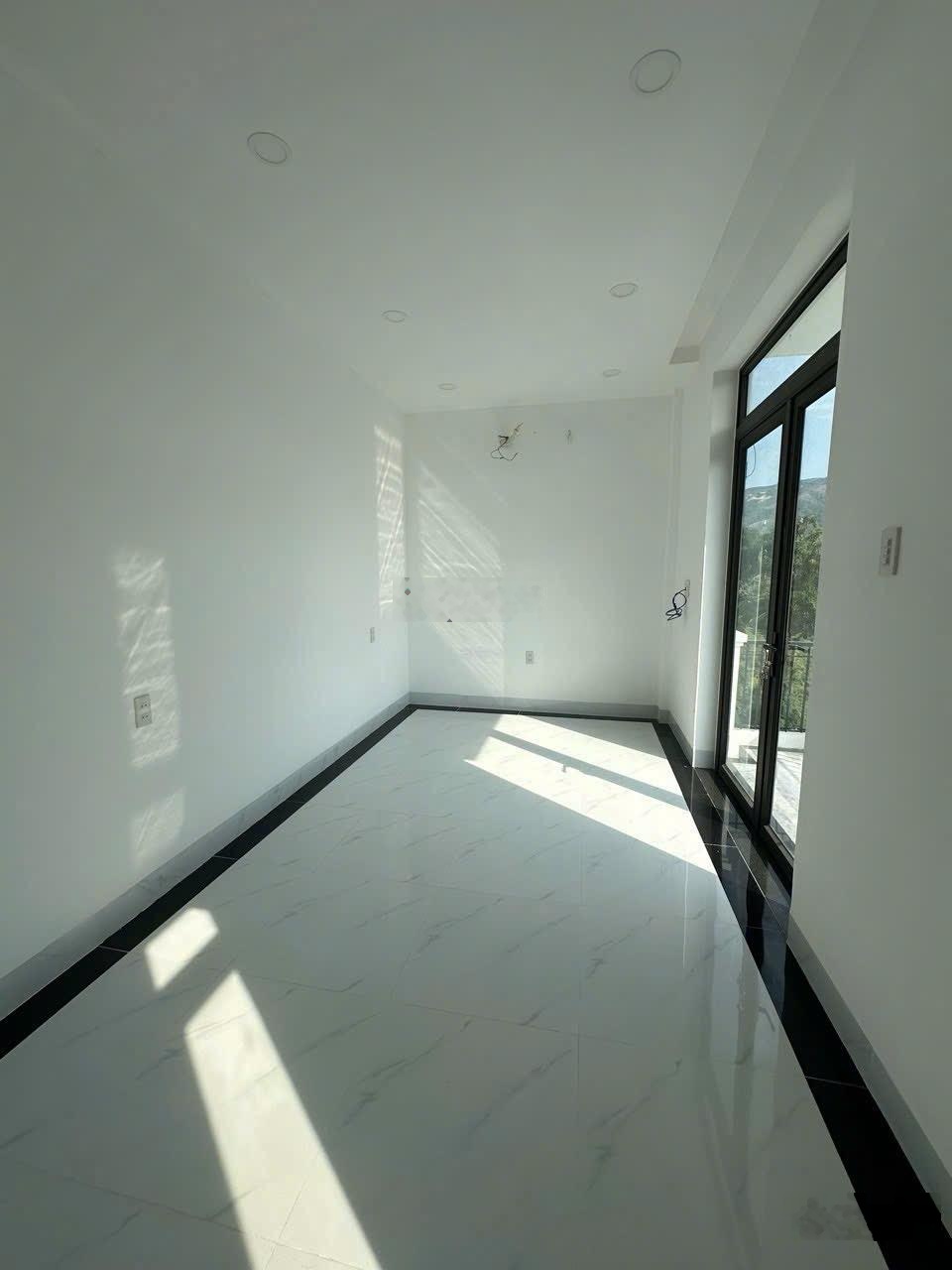 Bán nhà 2 tầng có sân đậu được 2 oto rộng rãi . Xã Vĩnh Trung giá chỉ 3 tỉ 200 triệu. Diện tíc