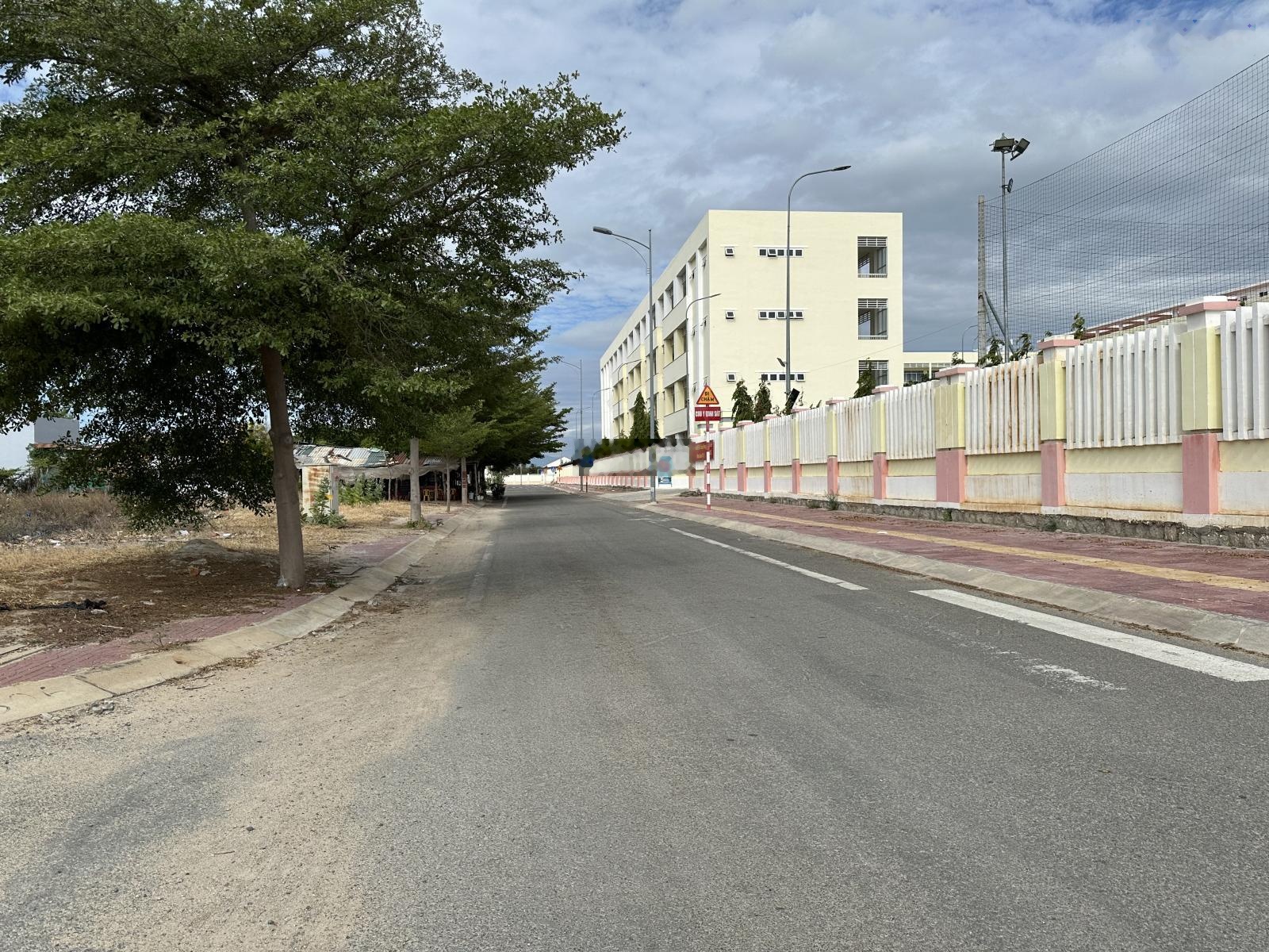 Gấp ! Cần tiền bán gấp lô góc 2 mặt tiền, đối diện công viên, gần chung cư Hacom k2 đang xây